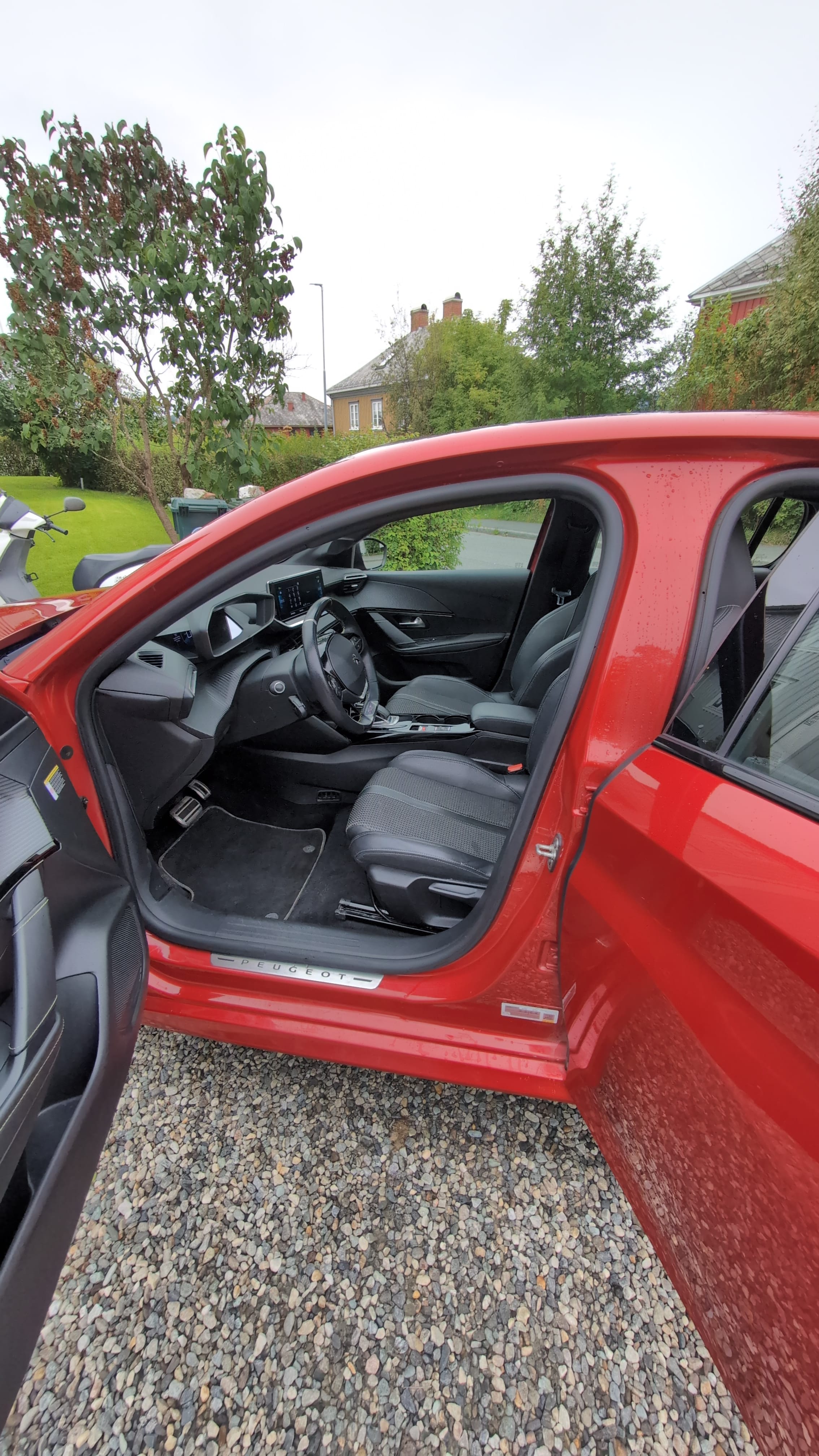 Peugeot e-208 GT with Audio / iPod input
