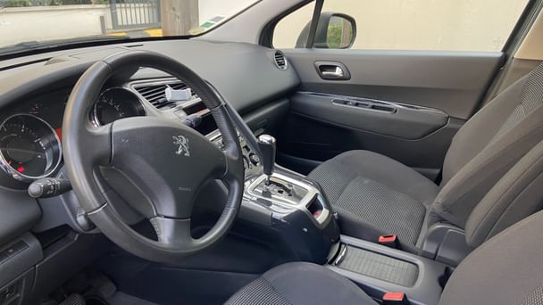 Peugeot 5008 avec GPS