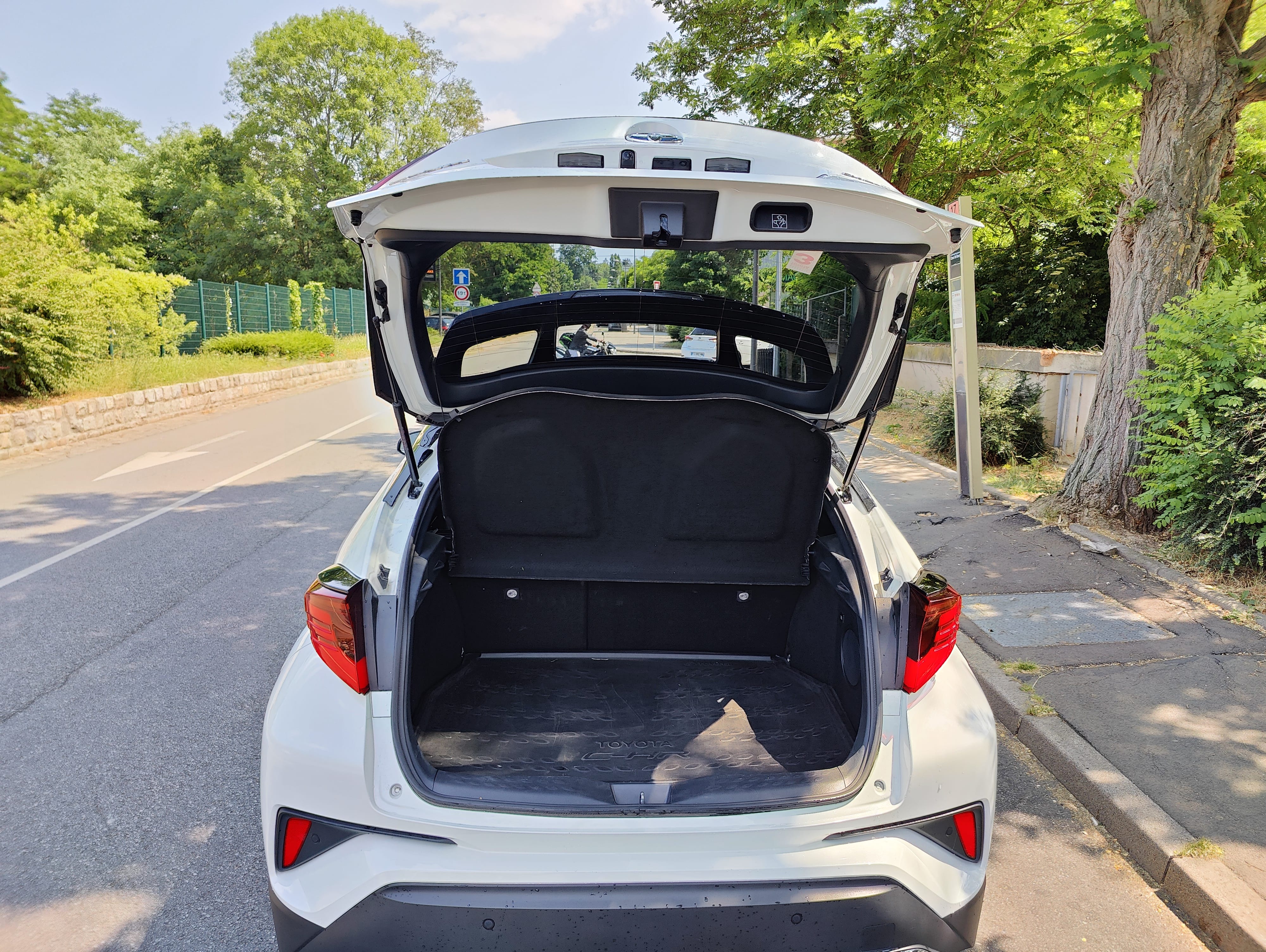 Toyota C-HR Hybrid avec Entrée audio / iPod