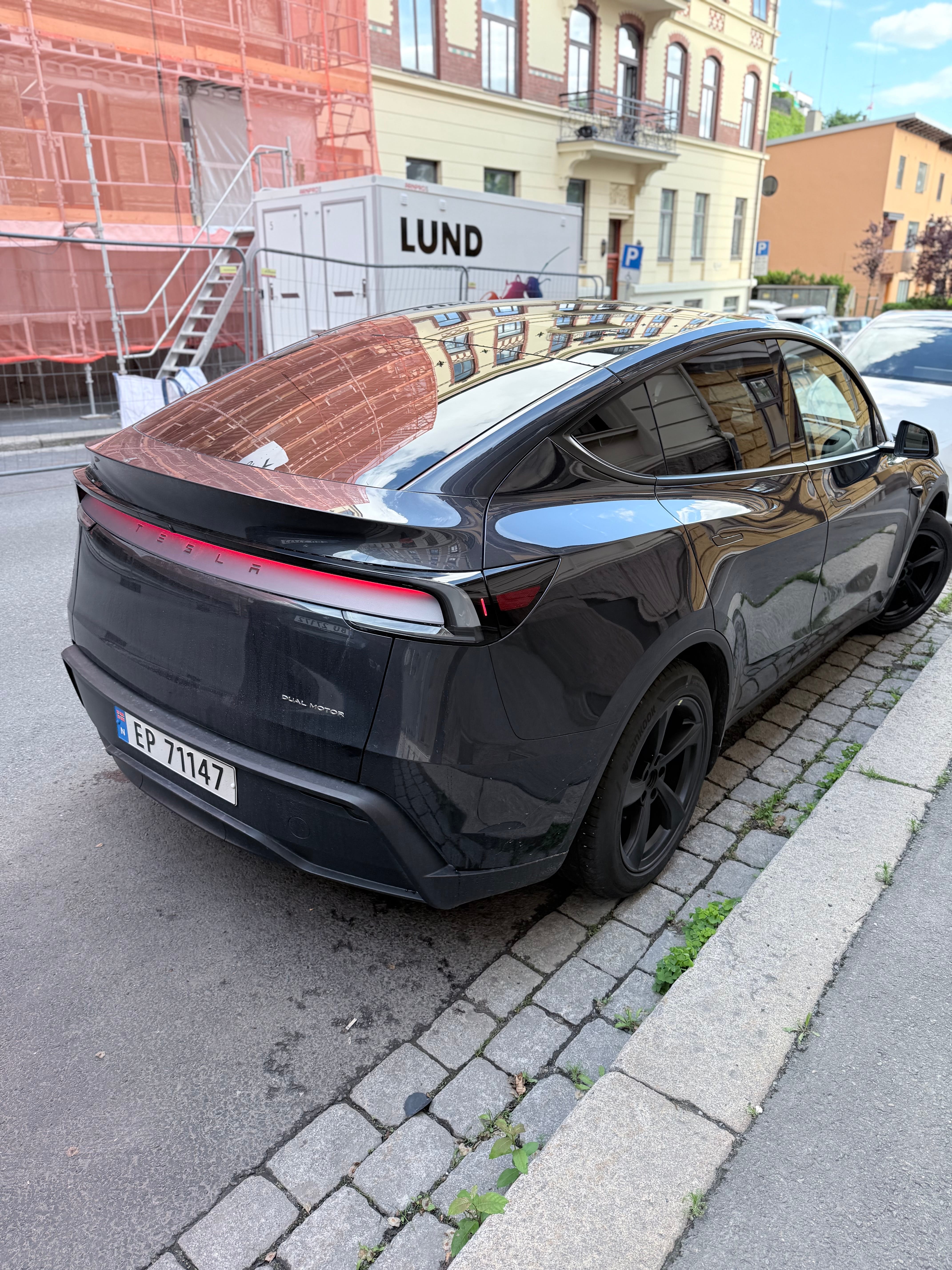 Tesla Model Y Long Range mit Rückfahrkamera