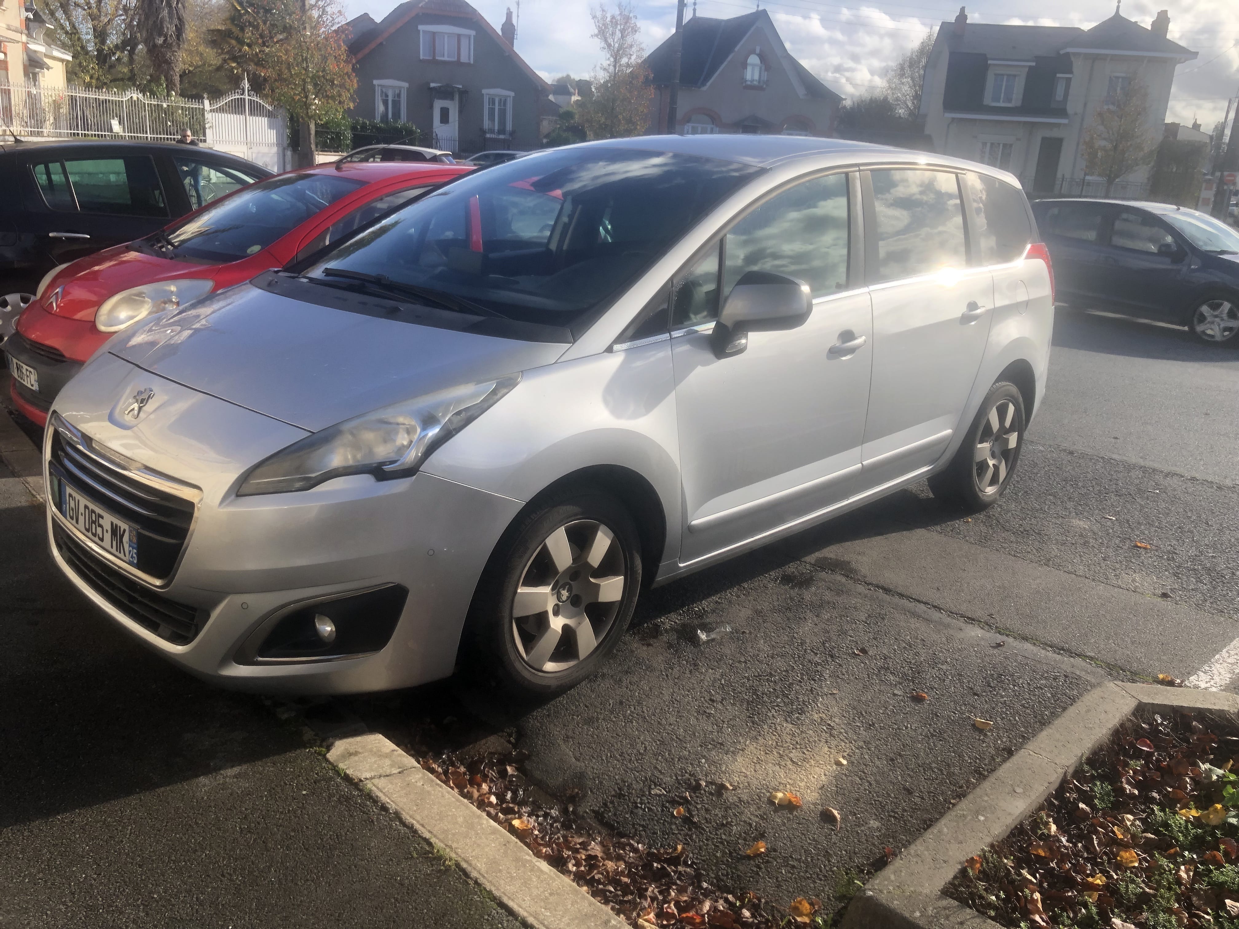 Peugeot 5008 avec GPS