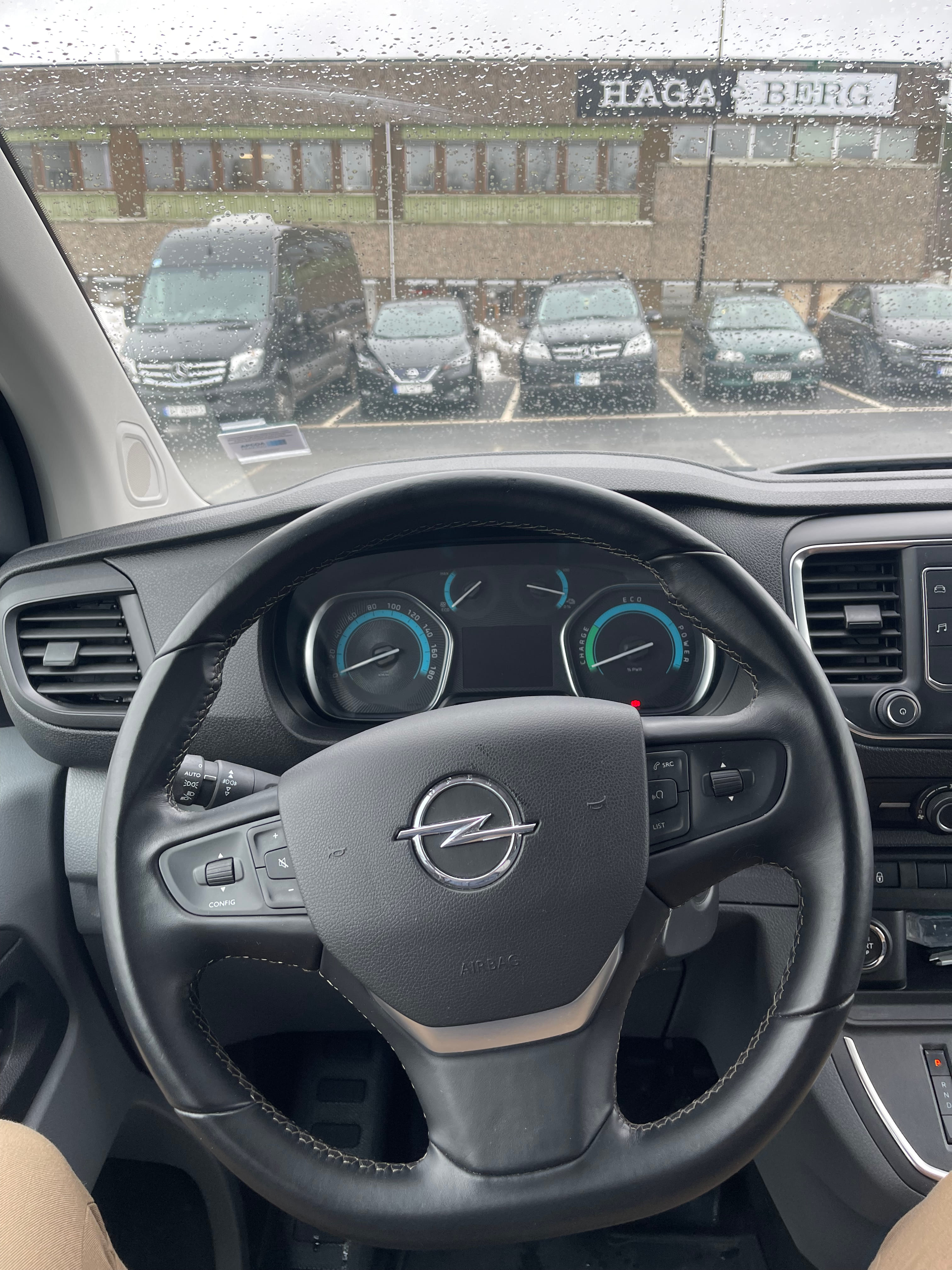 Opel Vivaro mit Navigationsgerät