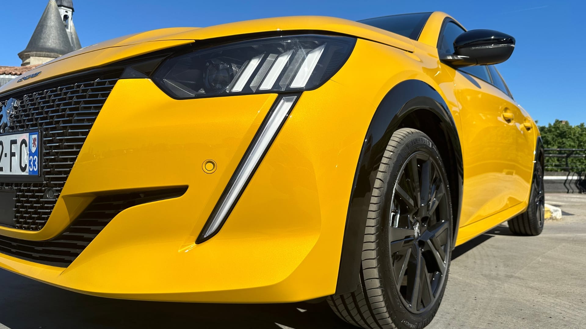 Peugeot 208 GT Line JAUNE | AUTO | GPS | GARE ST-JEAN (750m) avec Coffre de toit