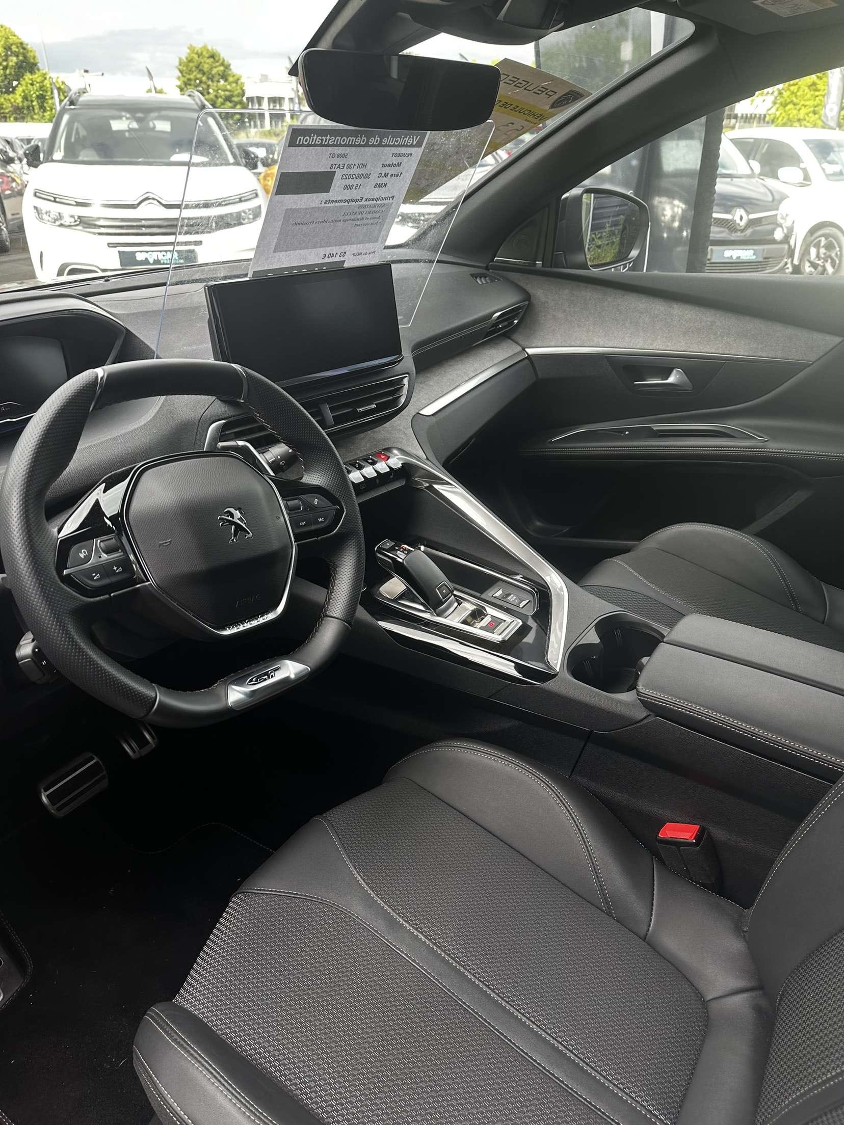 Peugeot 5008 avec GPS