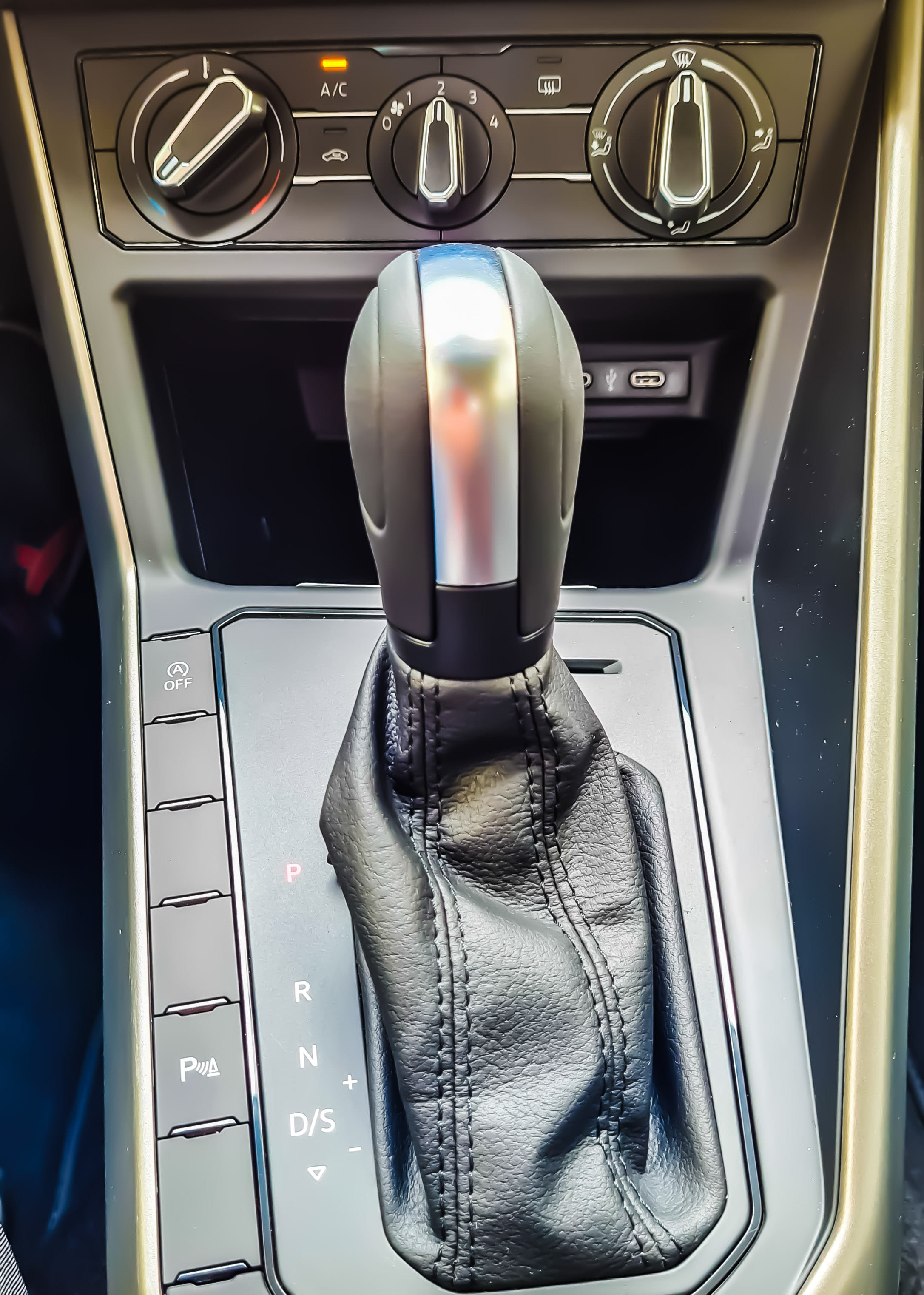 Volkswagen Polo Boite auto (GA330) ( Clim, connectivité smartphone...) avec Entrée audio / iPod