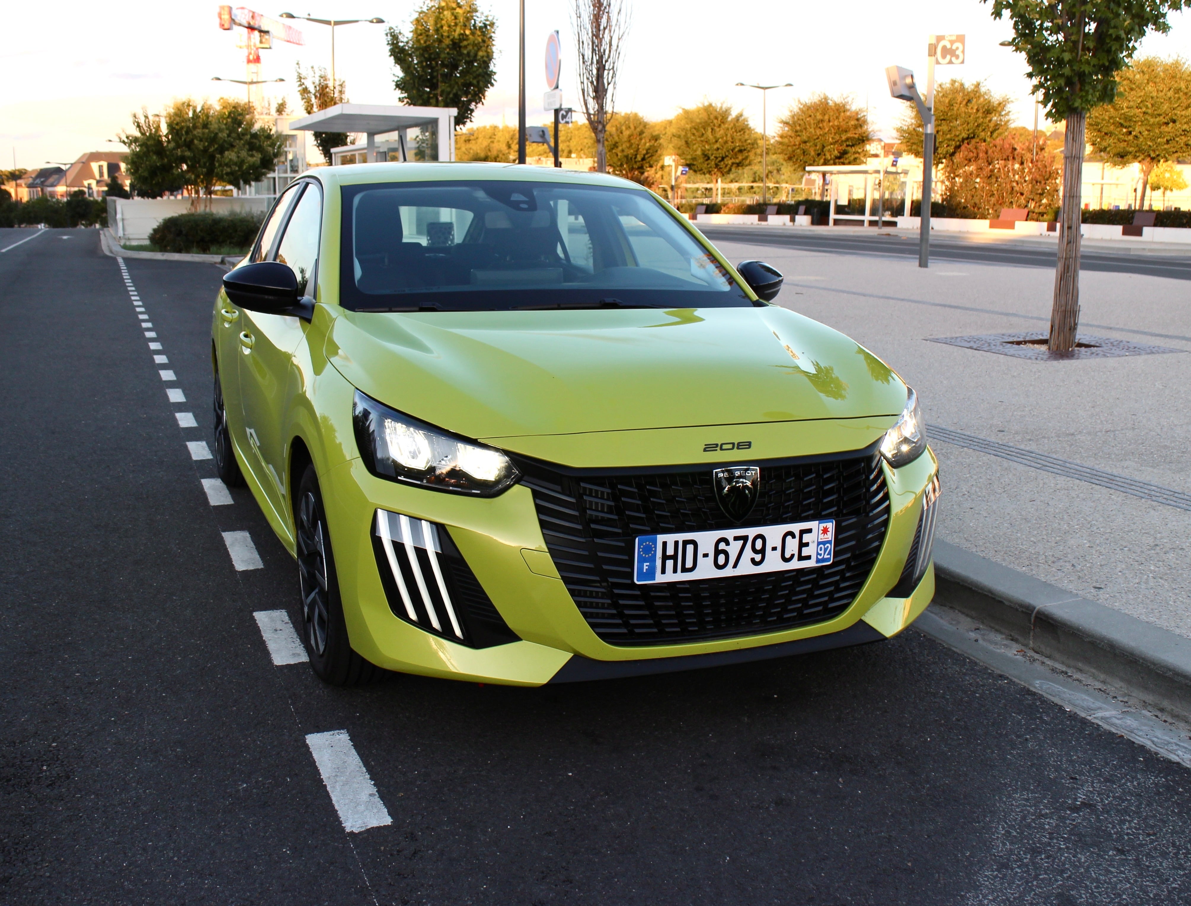 Peugeot 208 Boite automatique, 2025, Essence 95 / Électrique (hybride), automatique