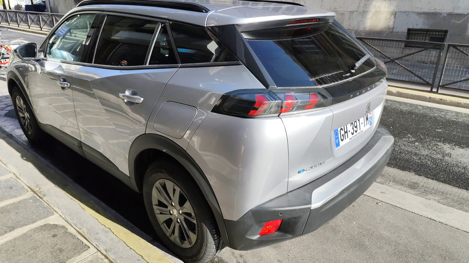 Peugeot e-2008 with Air conditioning