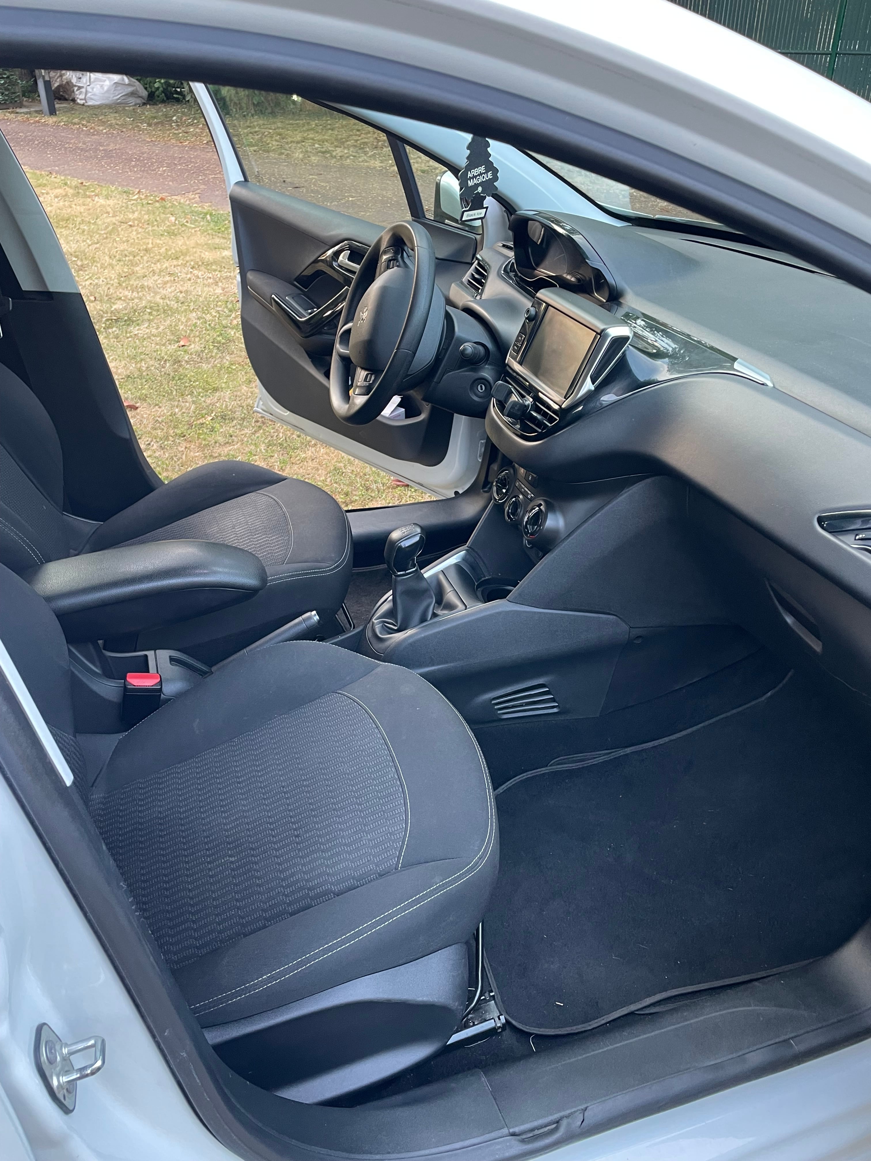 Peugeot 208 1.2 vti 82 cv avec Audio Bluetooth