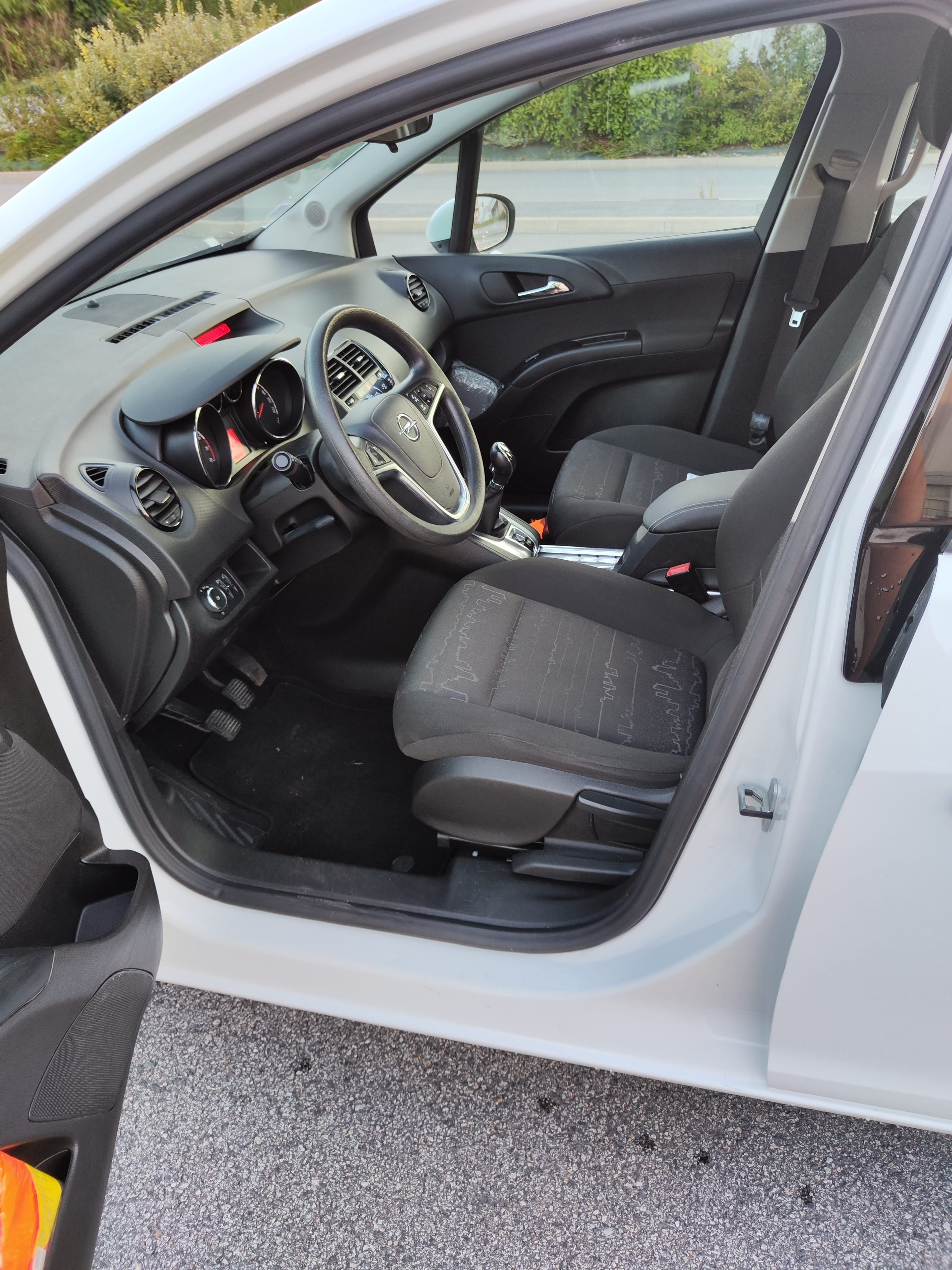 Opel Meriva E85 avec Autoradio
