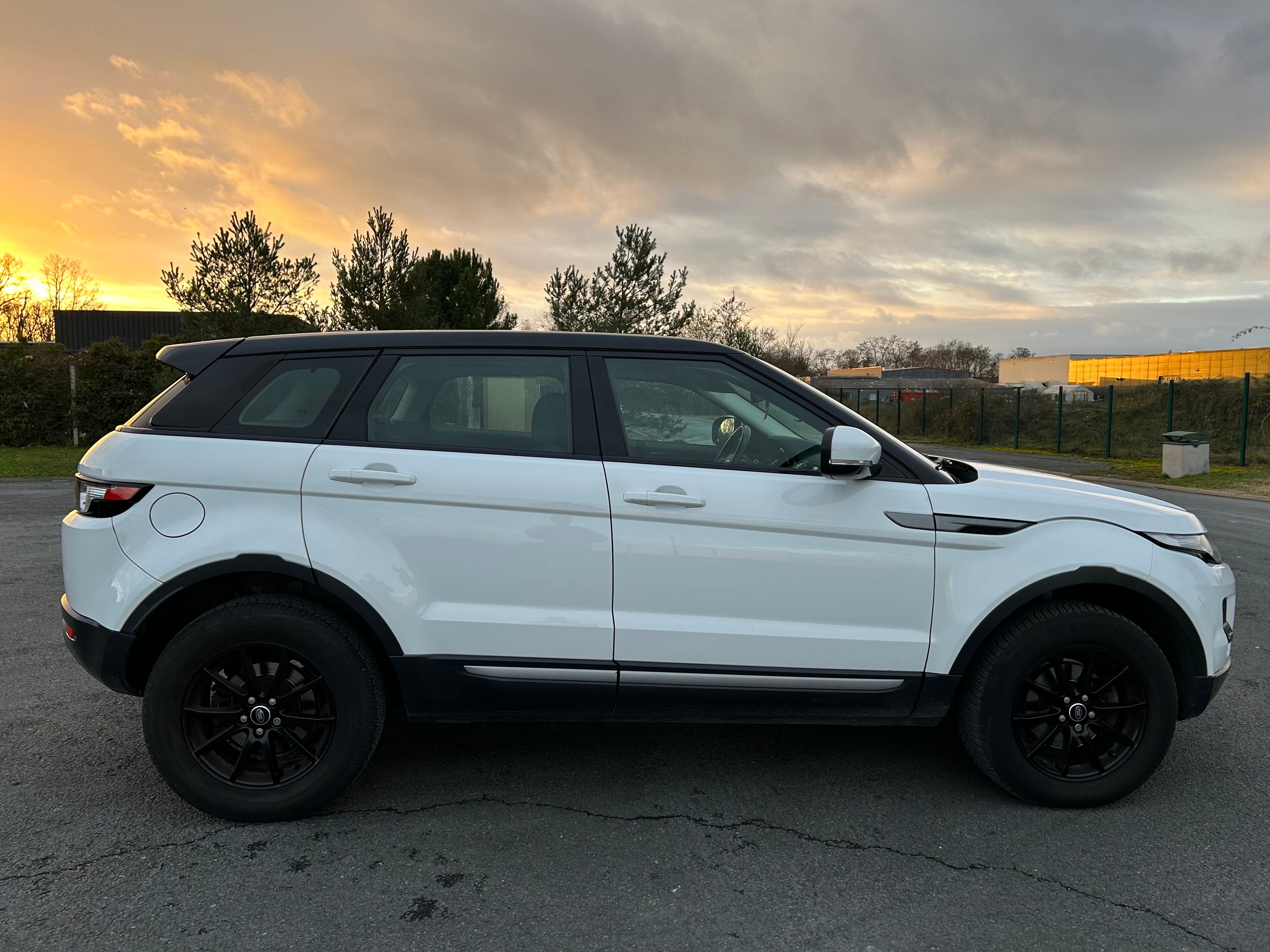 Land-Rover Range Rover Evoque avec Entrée audio / iPod