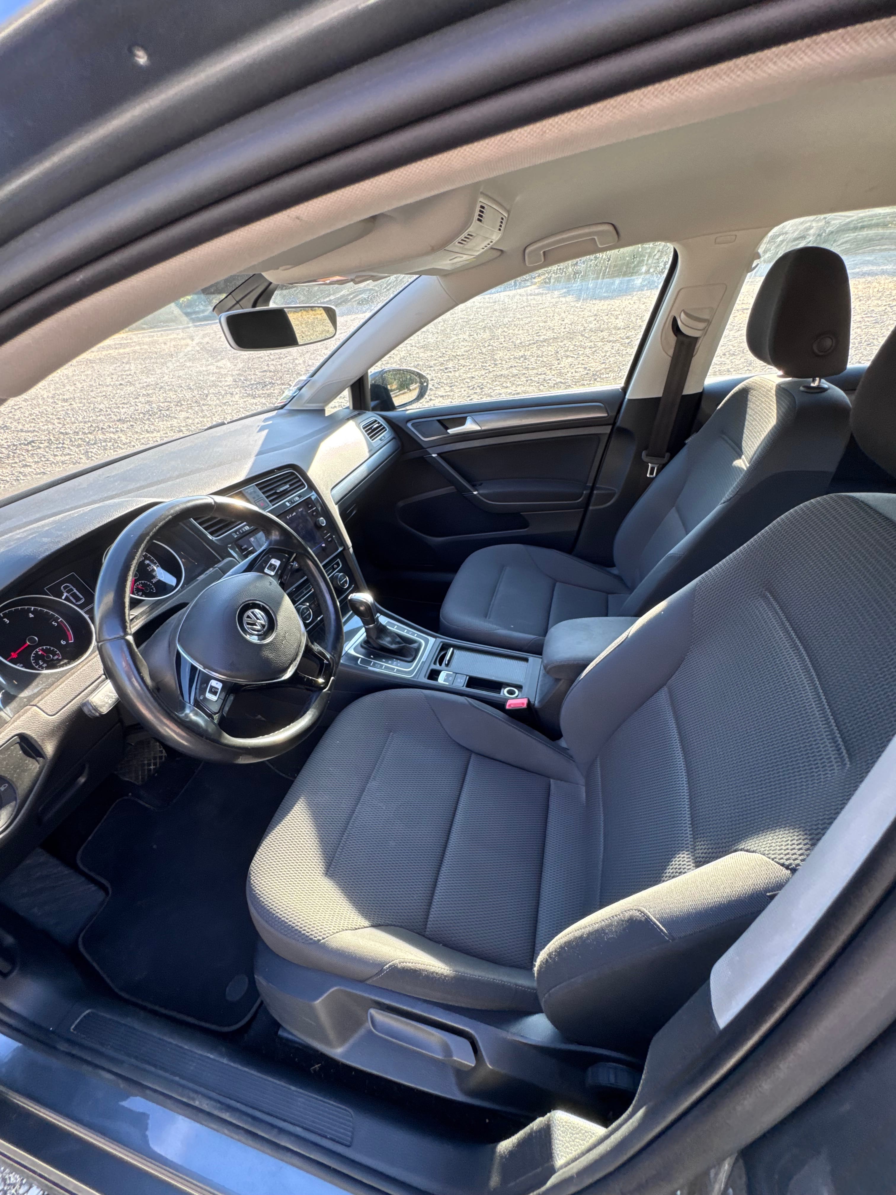 Volkswagen Golf mit Kindersitz