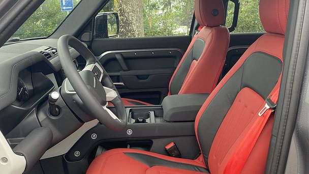 Land-Rover Defender 110 803 mit Kindersitz