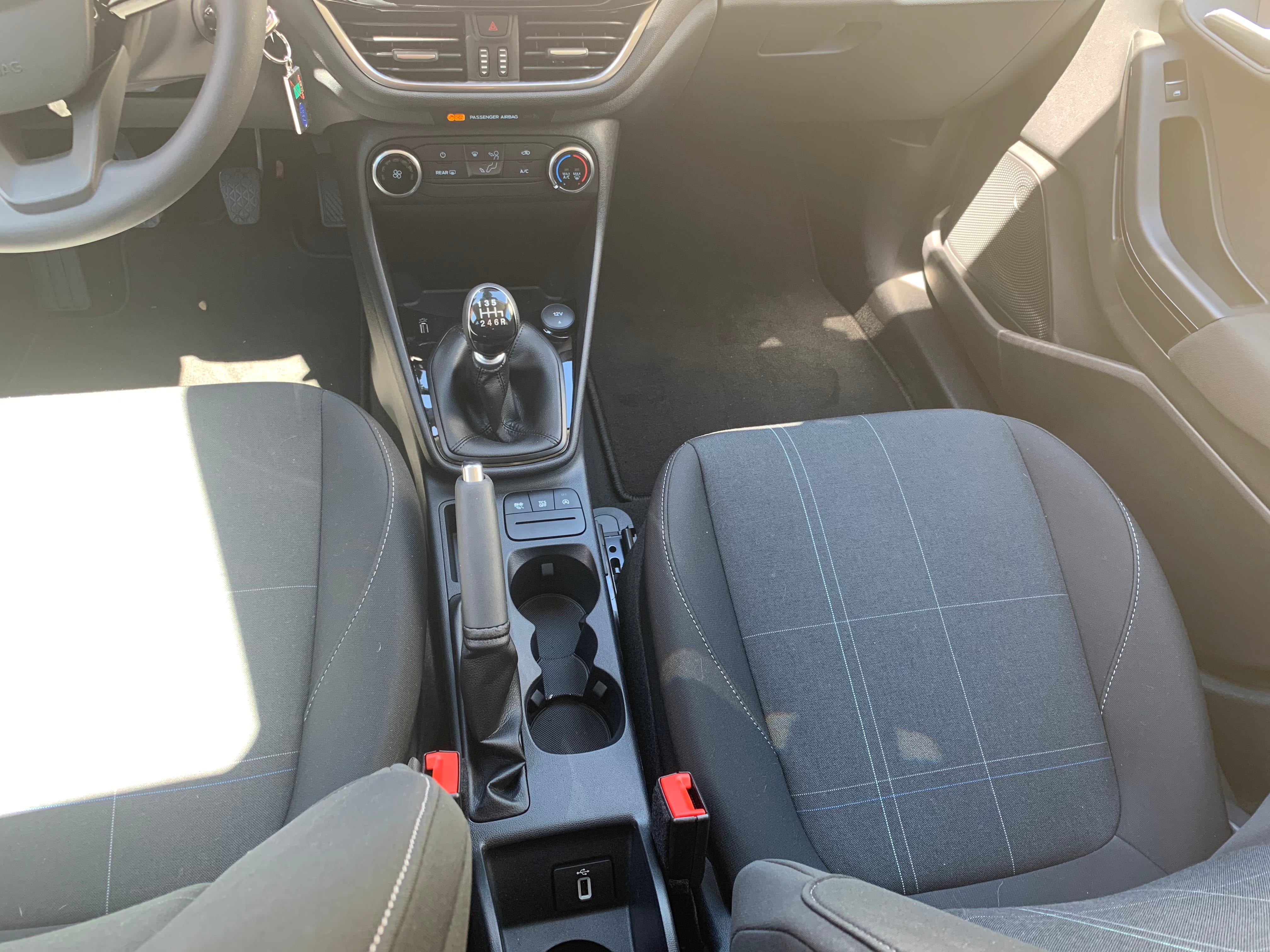 Ford Fiesta 1,5 Tdci cool connect blanche 85cv avec Régulateur de vitesse
