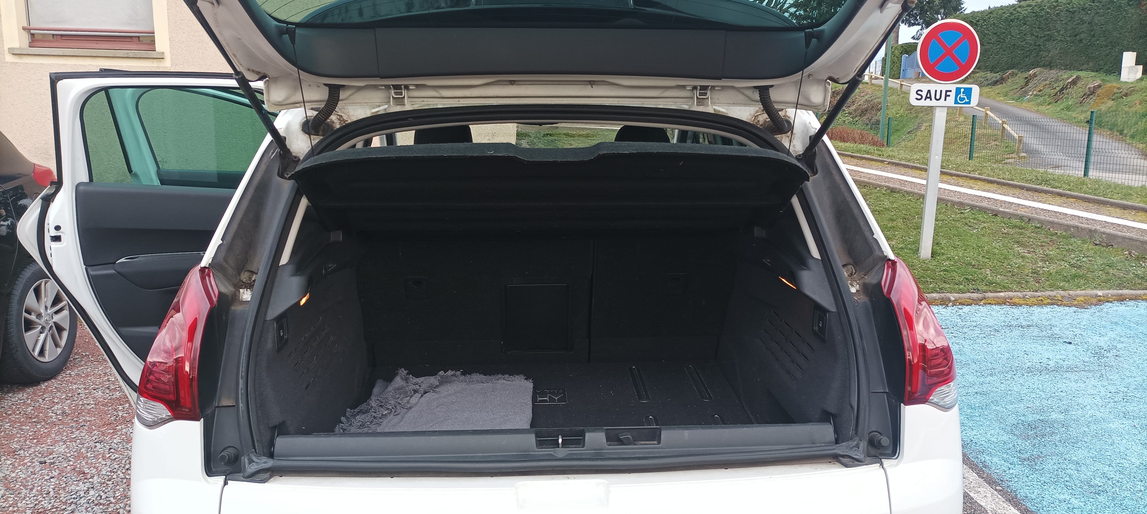 Peugeot 3008 avec Entrée audio / iPod