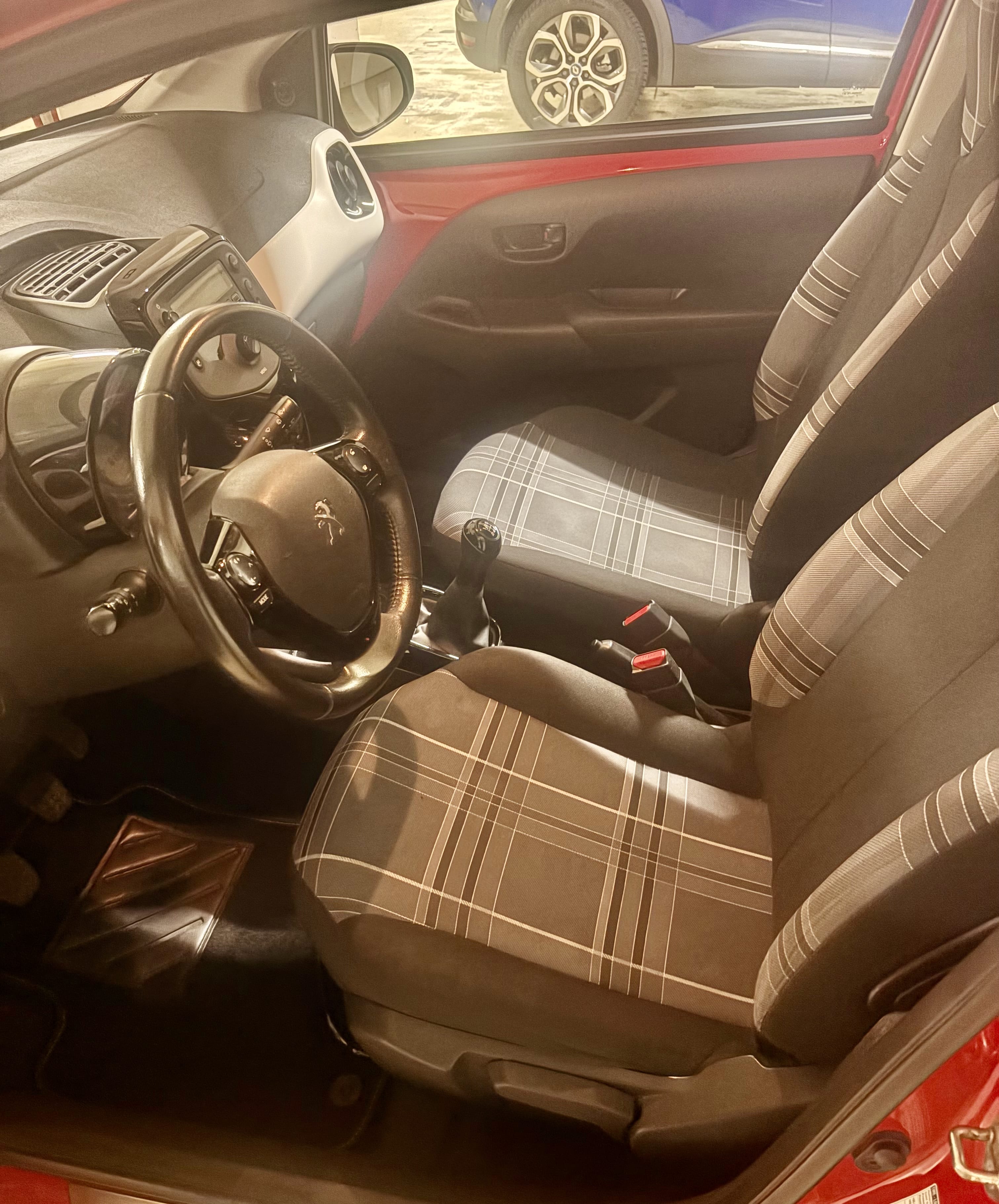 Peugeot 108 - Vignette Suisse avec Audio Bluetooth