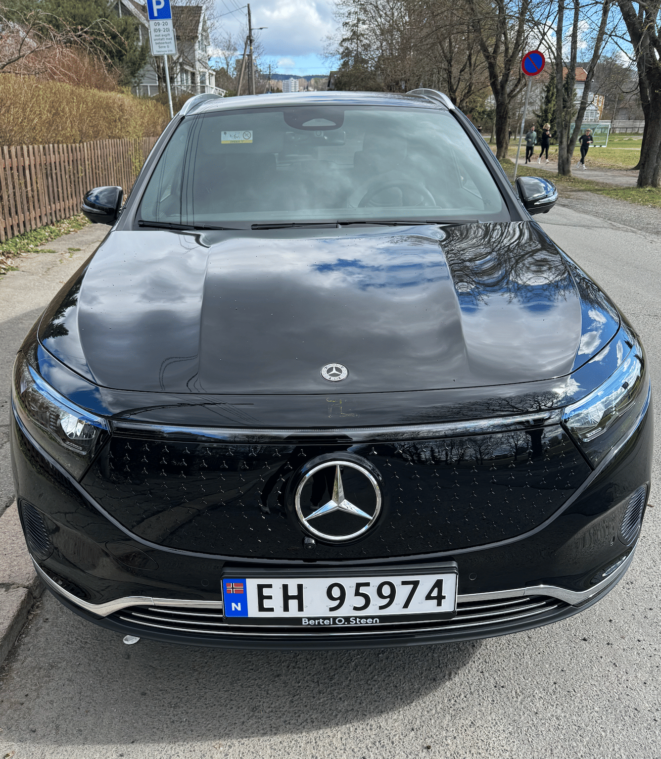Mercedes-Benz EQA mit Dachbox