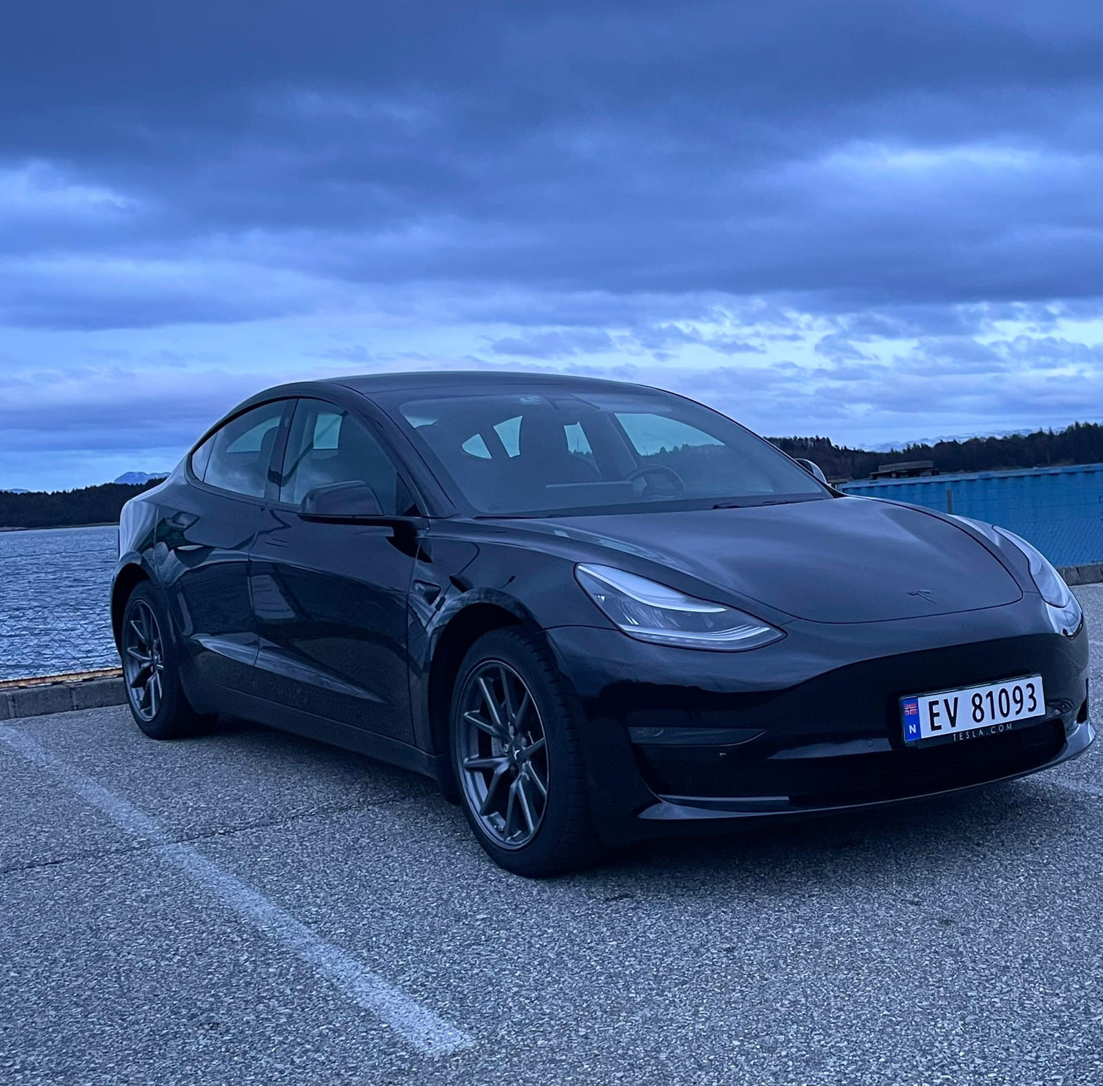 Tesla Model 3 Long Range It is a RWD with long range where you can expect 500+km range on the full charge med Aircondition