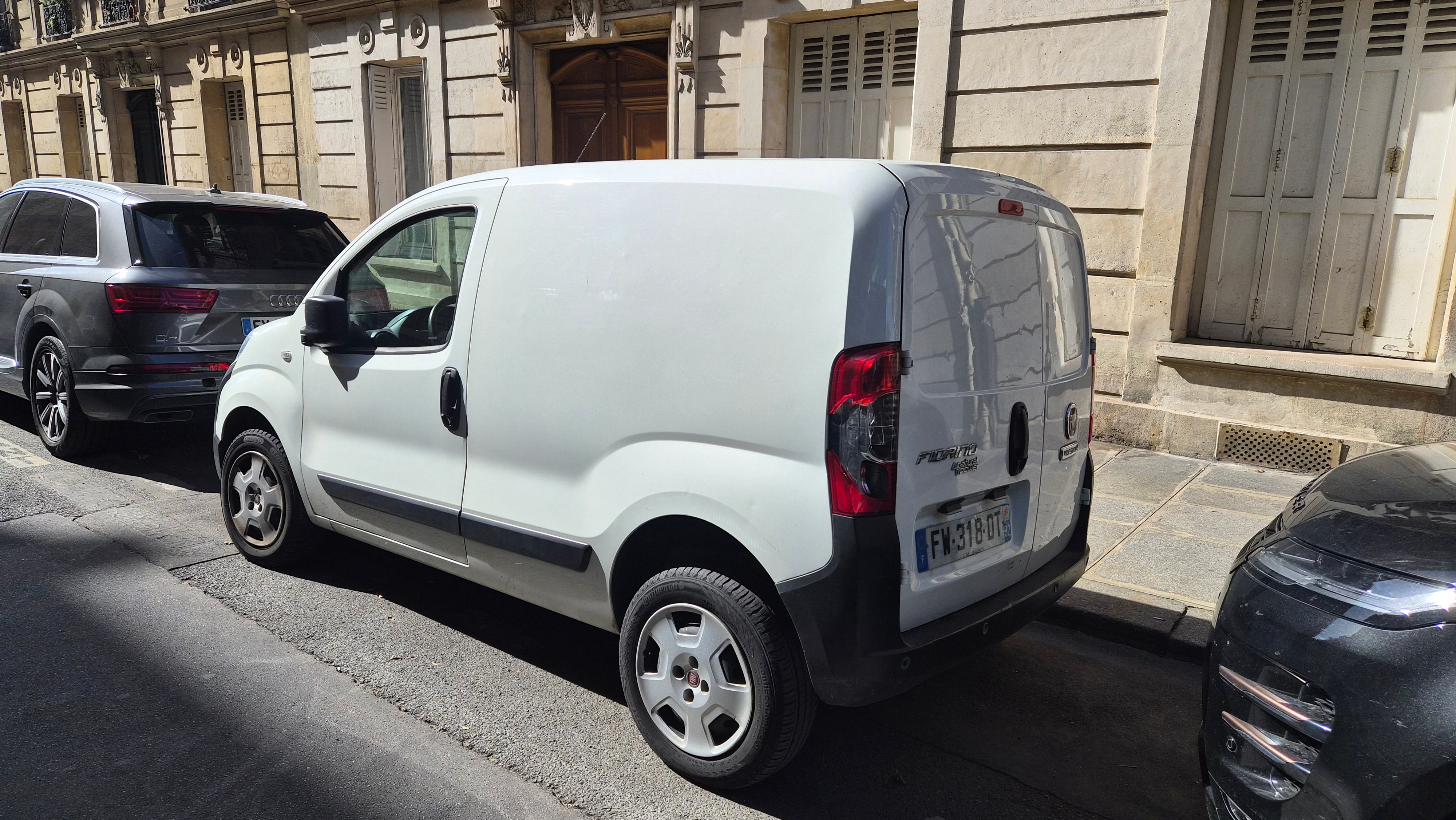 Fiat Fiorino (FW318) (Clim, Bluetooth, USB, GPS,...) #dn avec GPS