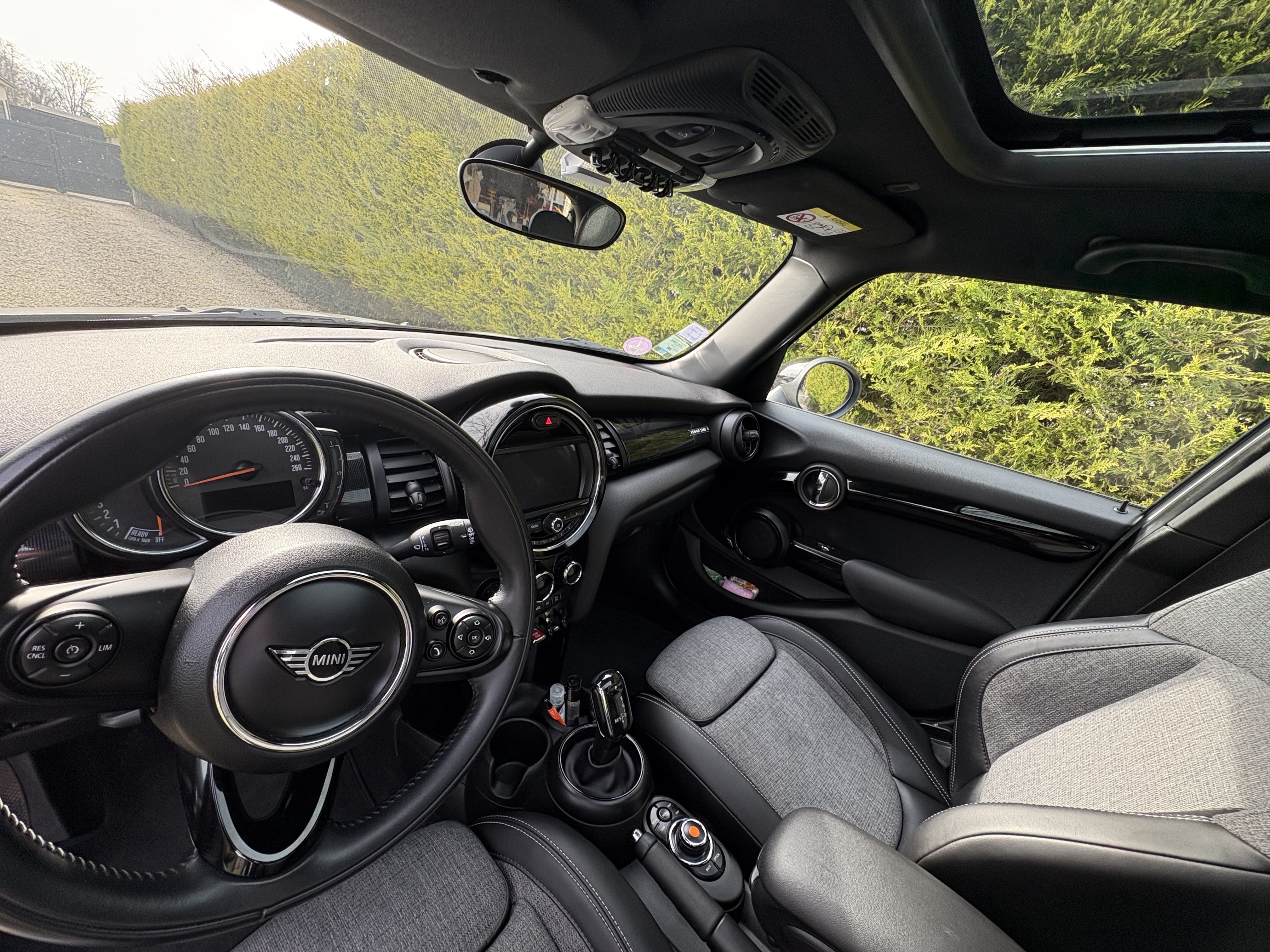 Mini Cooper 5 portes avec GPS