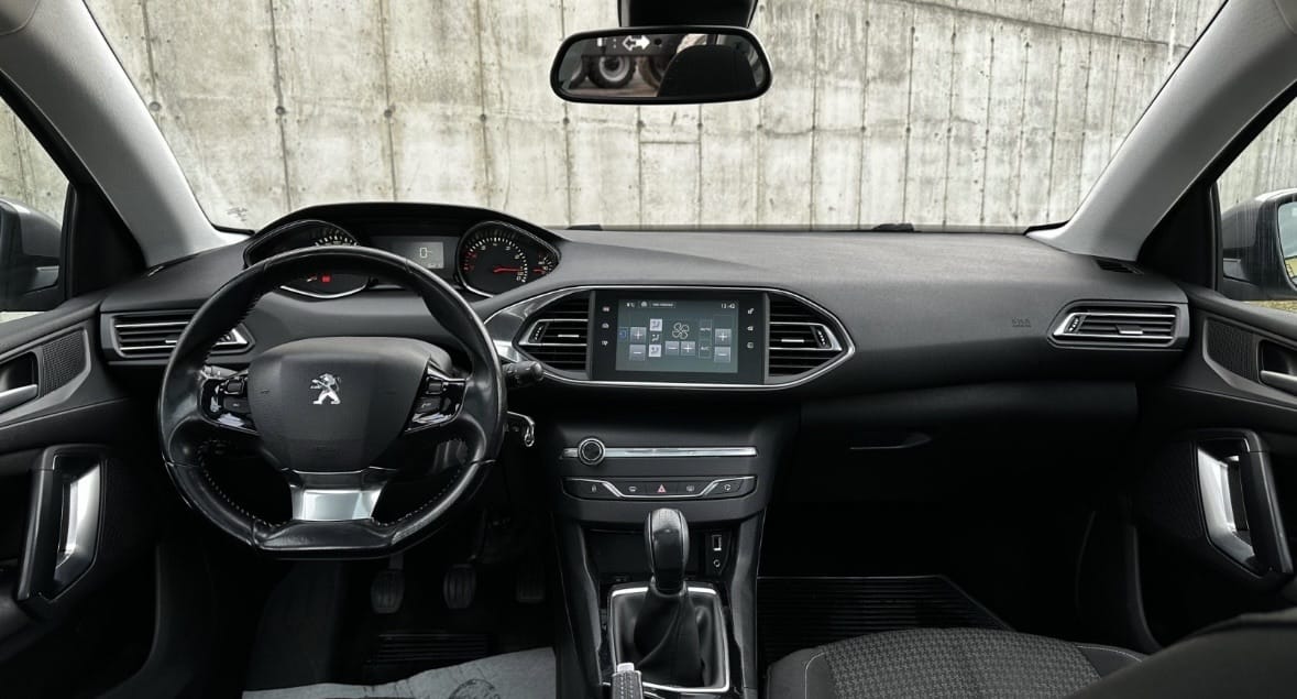 Peugeot 308 SW 1.2 gasolin (95 oct) met Autostoel baby