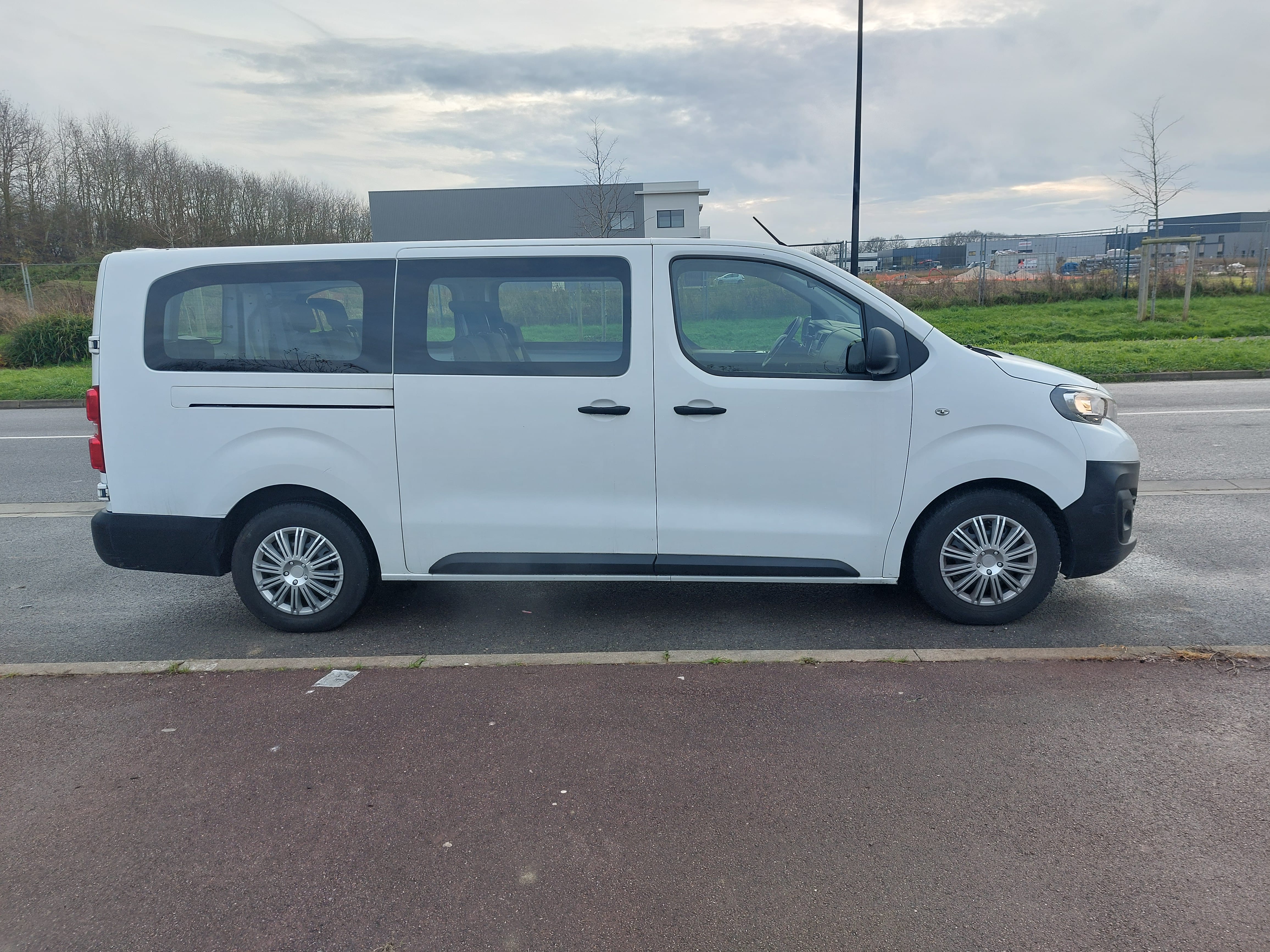 Peugeot Expert Combi Hauteur Idéale pour se garer dans les parkings en sous-sols avec Climatisation