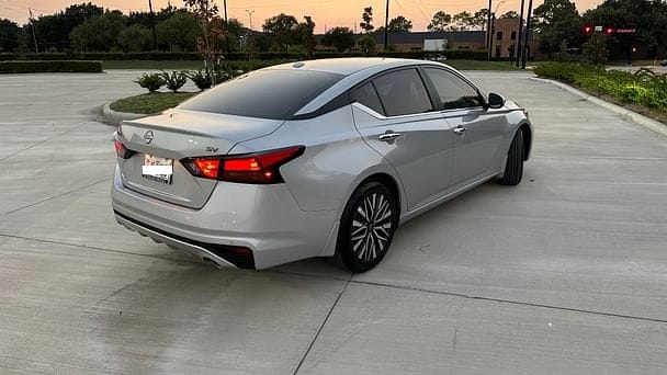 Nissan Altima 2.5 SR with Apple CarPlay