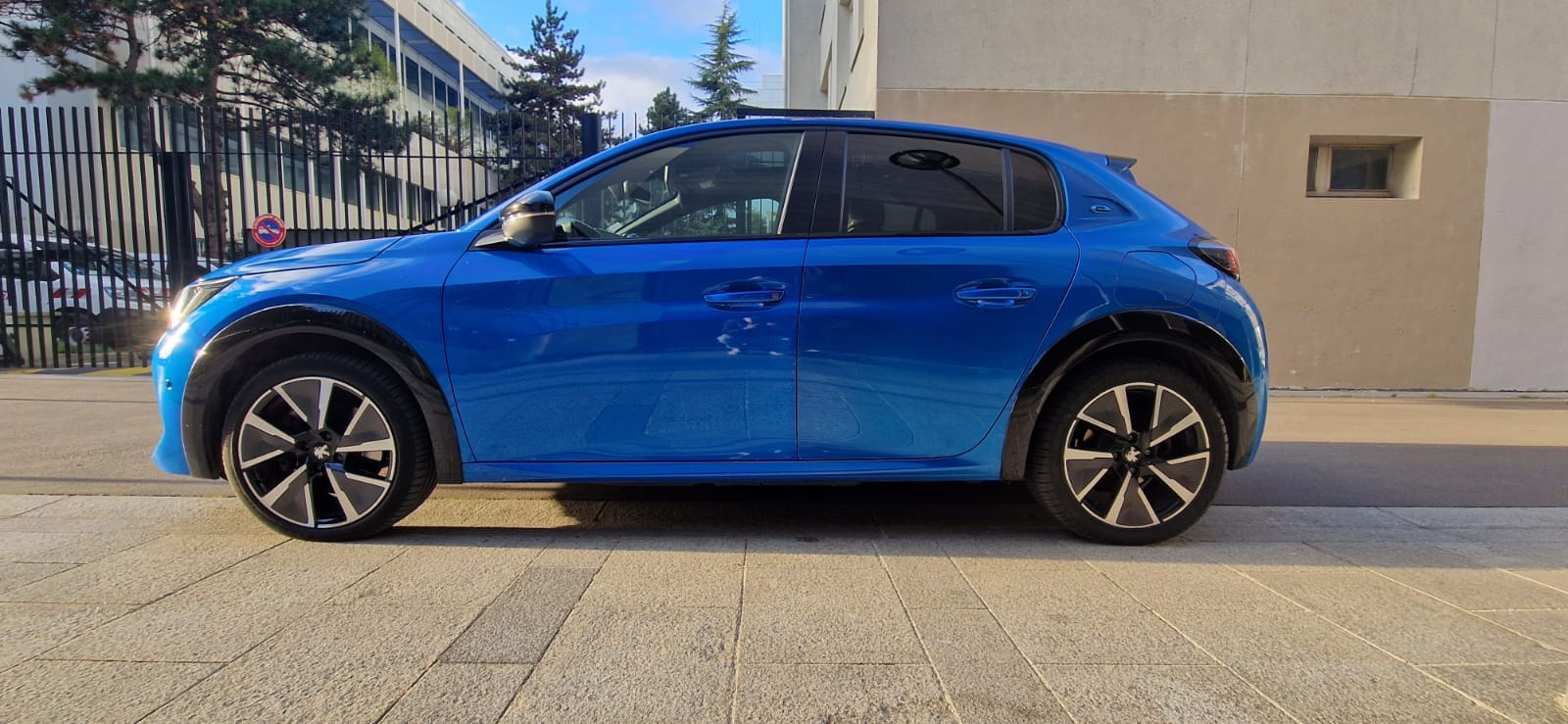 Peugeot 208 GT TOUTE OPTION 50 kWh – 100 % électrique, stationnement gratuit avec Climatisation