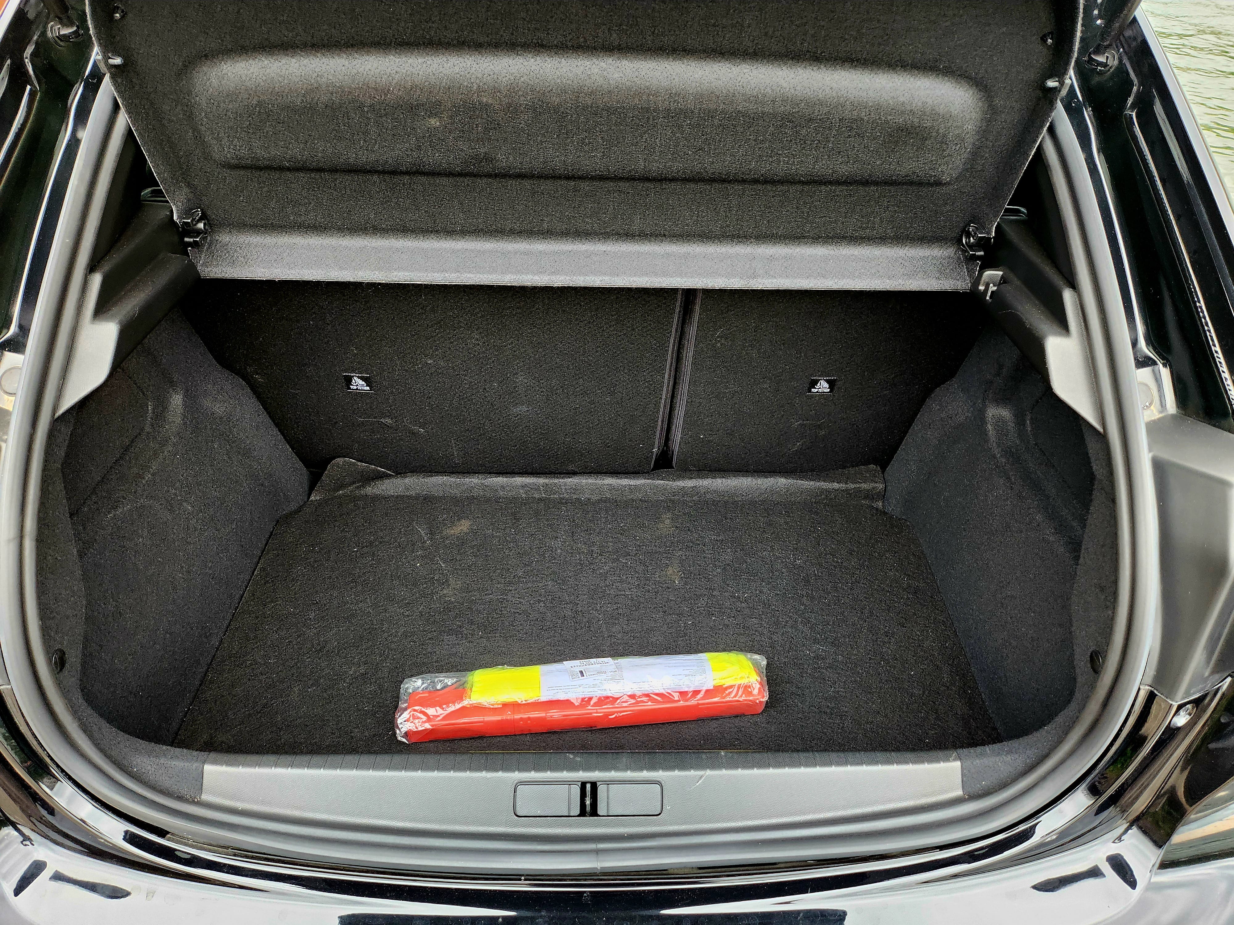 Peugeot 208 HYBRIDE GT LINE (GR938) (Clim, Connectivité Smartphone, charge induction, ...)