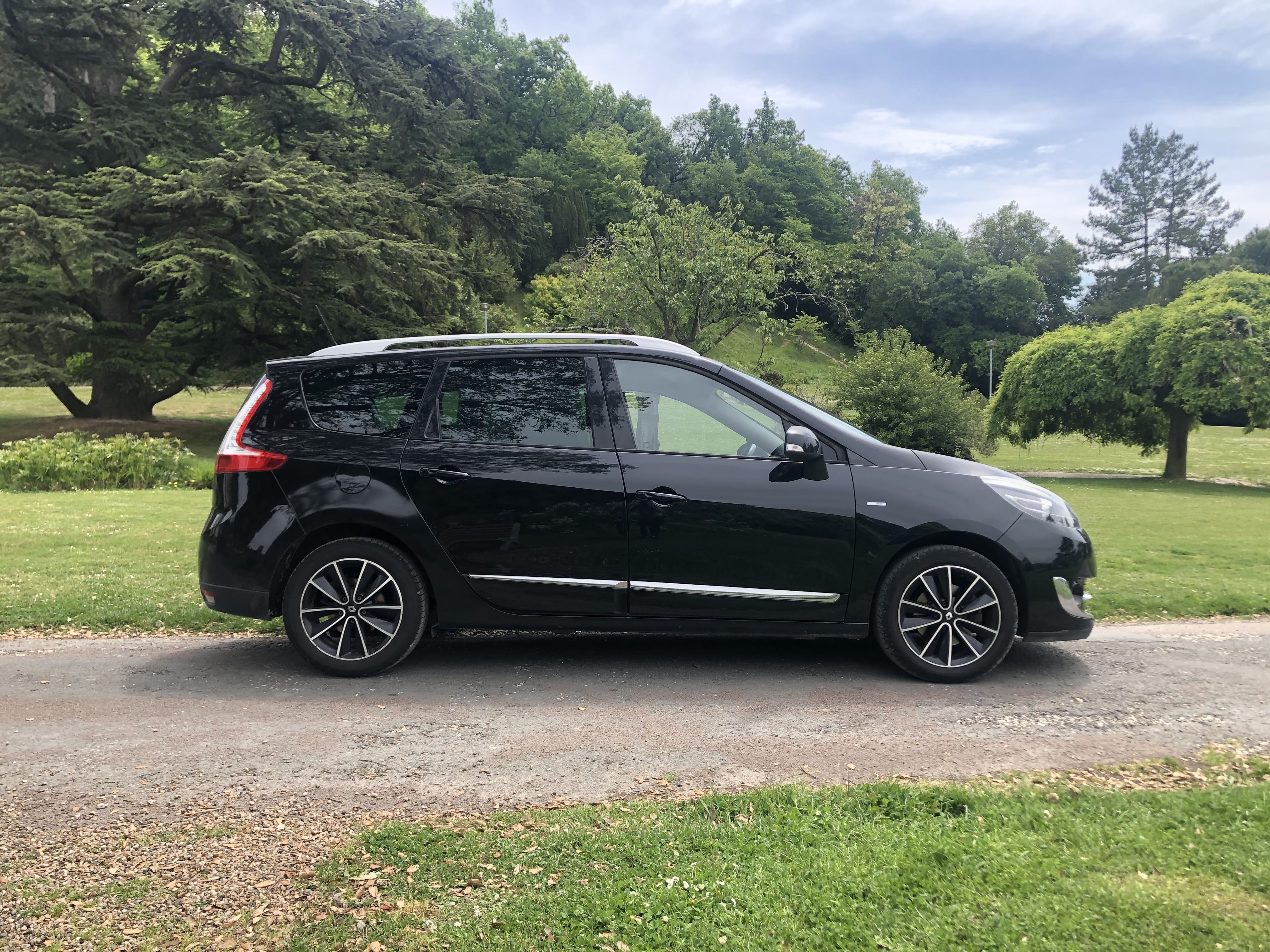Renault Grand Scenic  Accès exclusif dans la Gare de Bordeaux - Louez le Grand Scénic 7 Places – Spacieux avec Régulateur de vitesse