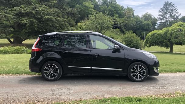 Renault Grand Scenic Accès exclusif dans la Gare de Bordeaux - Louez le Grand Scénic 7 Places – Spacieux avec GPS