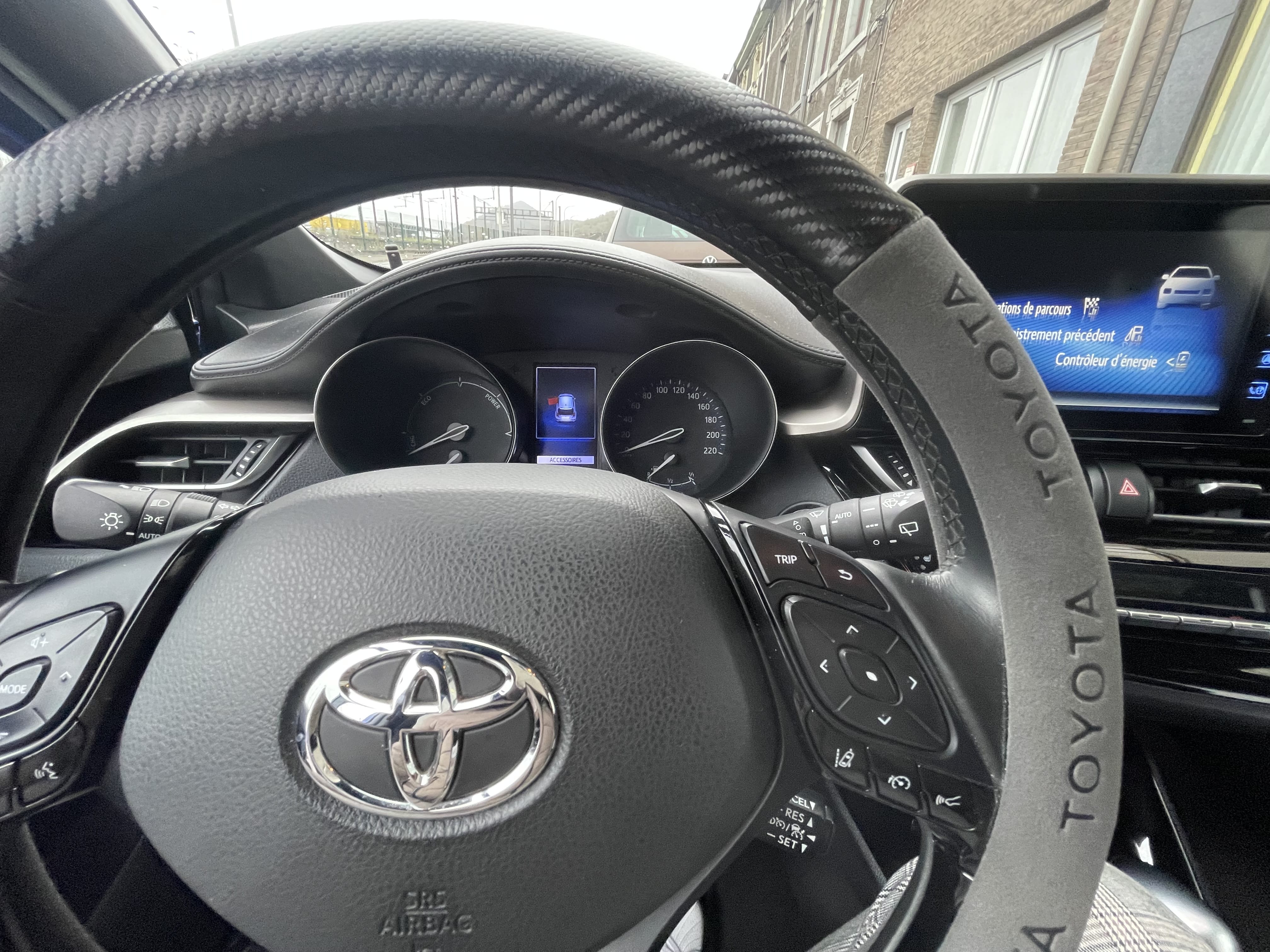 Toyota C-HR SUV 1.8i hybride avec Siège bébé