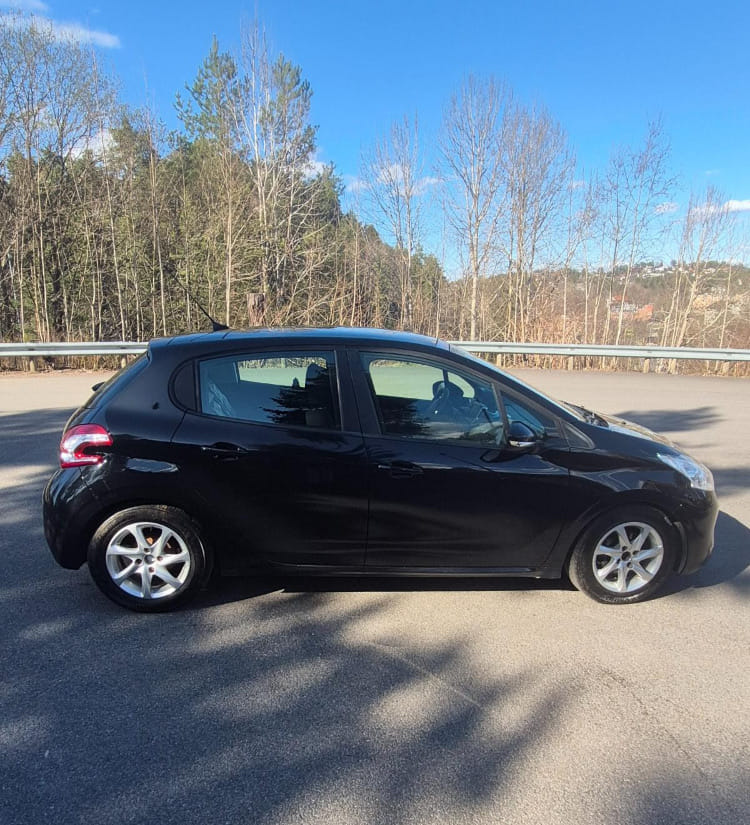 Peugeot 208 with Cruise control