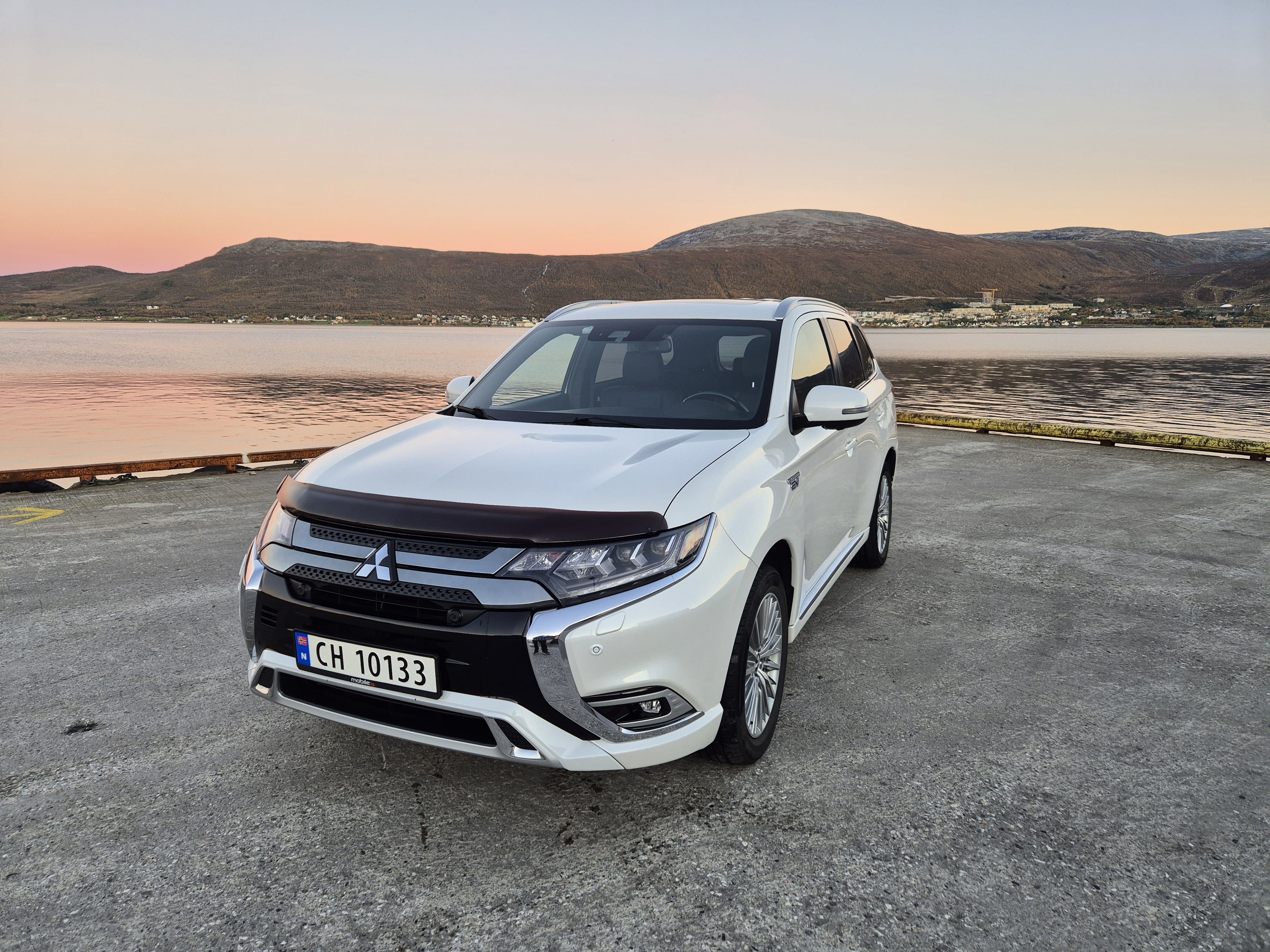 Mitsubishi Outlander Hybrid 2.4L 4x4, Free reserved city parking, 2019, Blyfri 95 / Elektrisch (hybride), automatisch