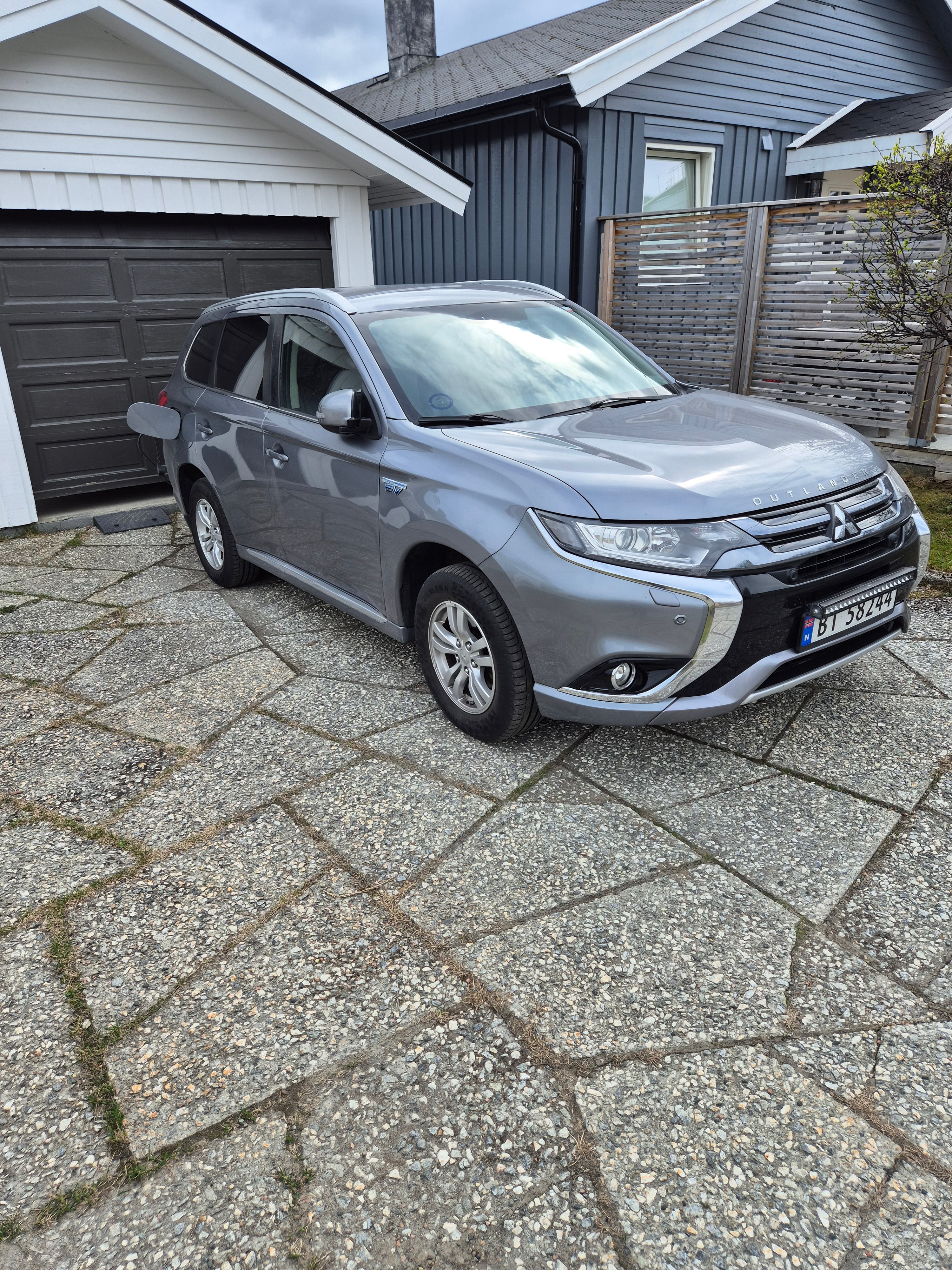 Mitsubishi Outlander Hybrid med GPS