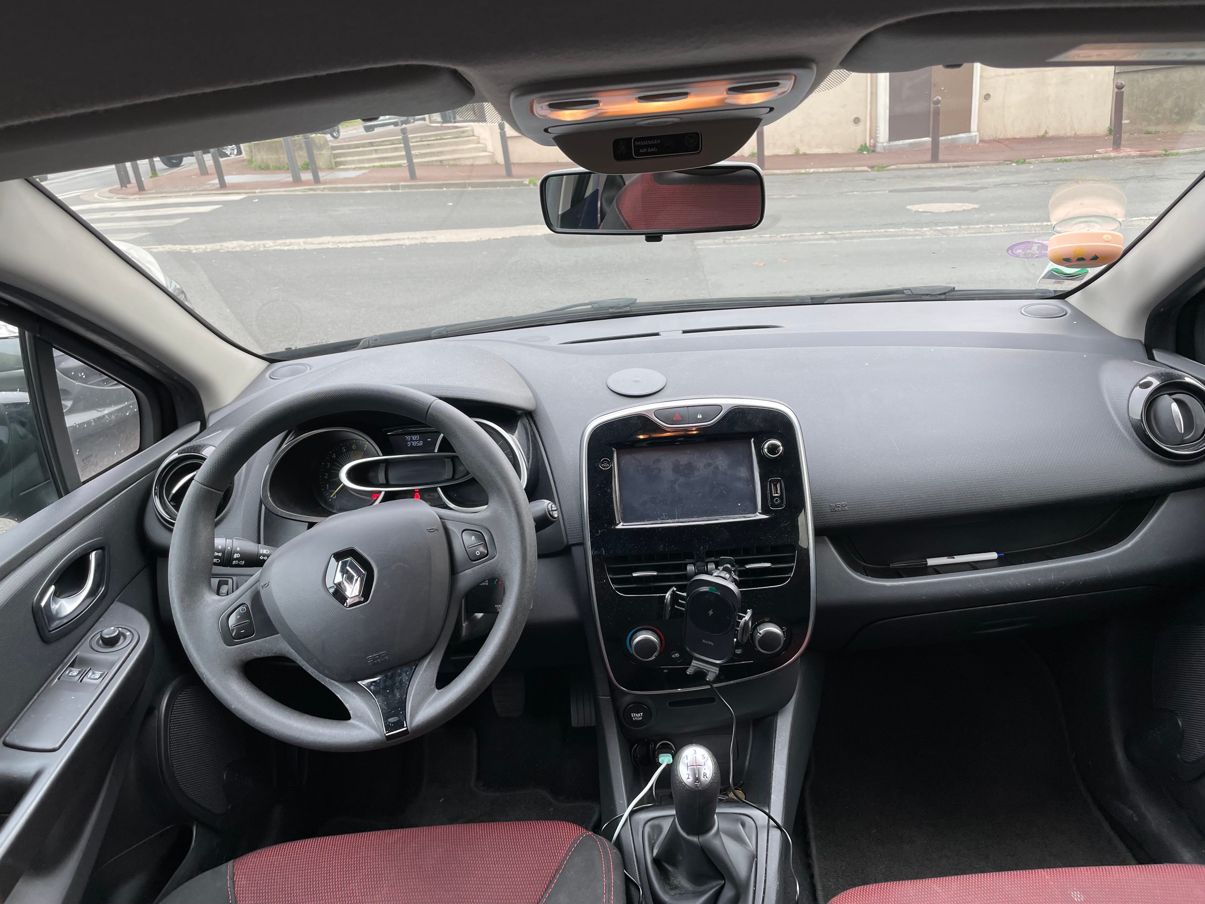 Renault Clio avec Siège bébé
