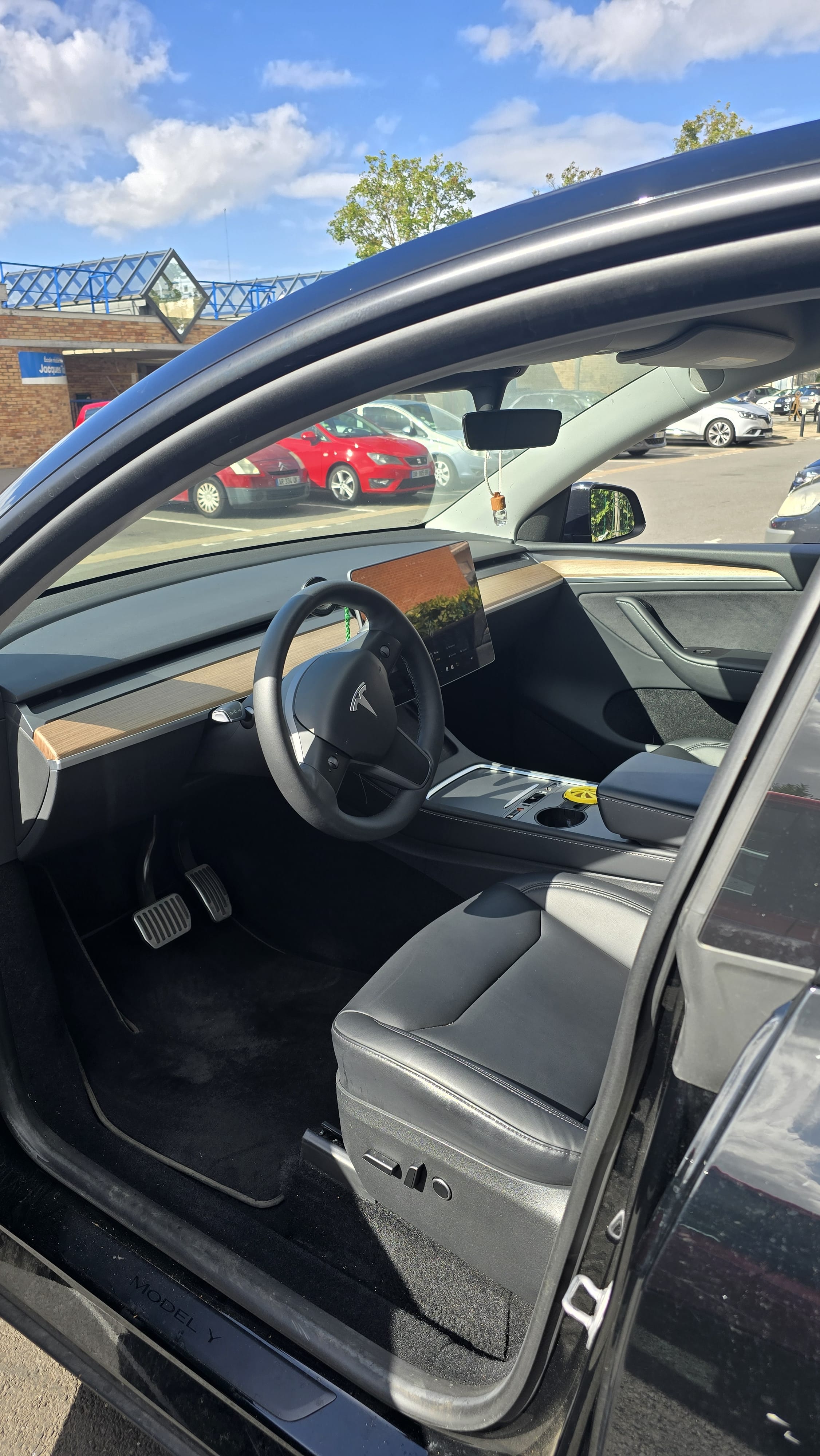 Tesla Model Y avec Entrée audio / iPod