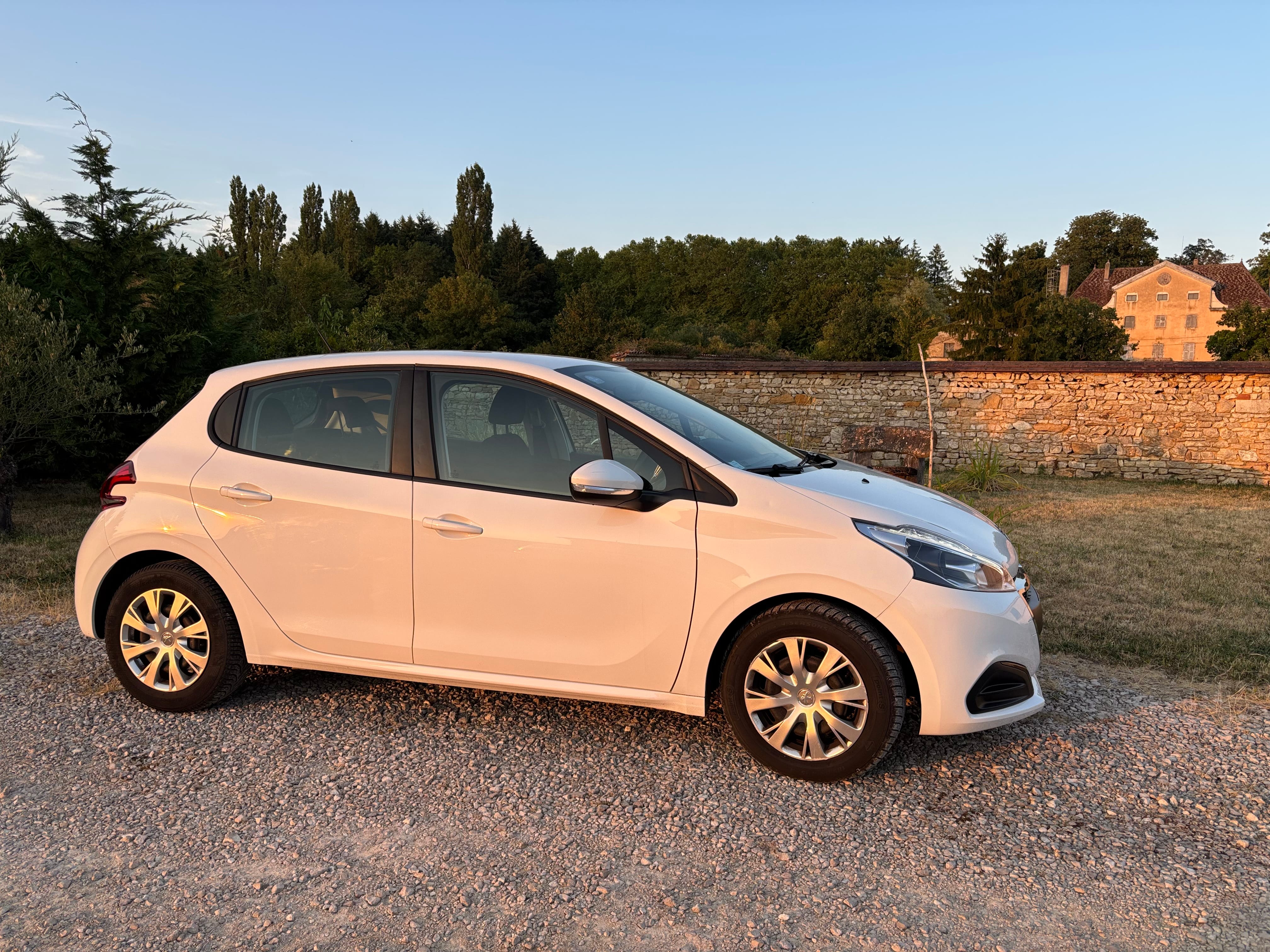 Peugeot 208 1,2 110 cv  eat6 automatique avec Climatisation