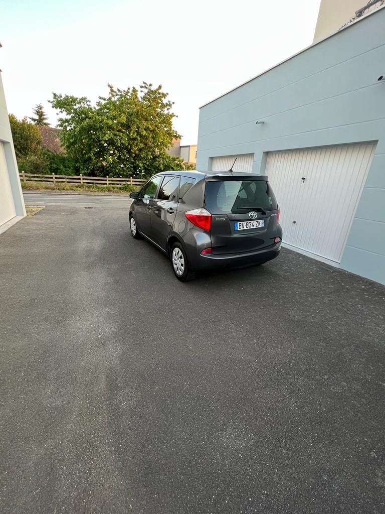 Toyota Verso-S Très belle et confortable avec GPS