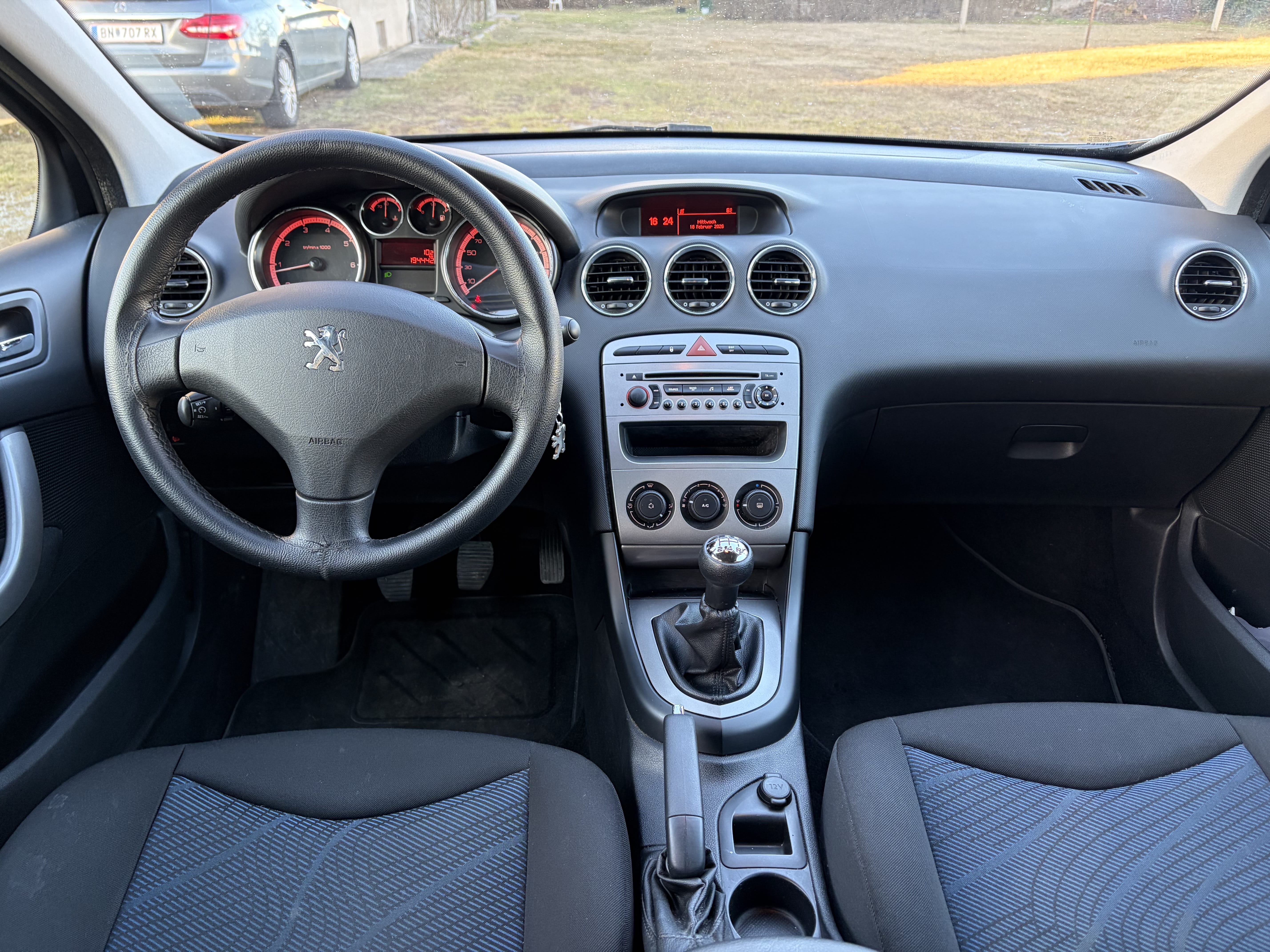 Peugeot 308 mit Kindersitz