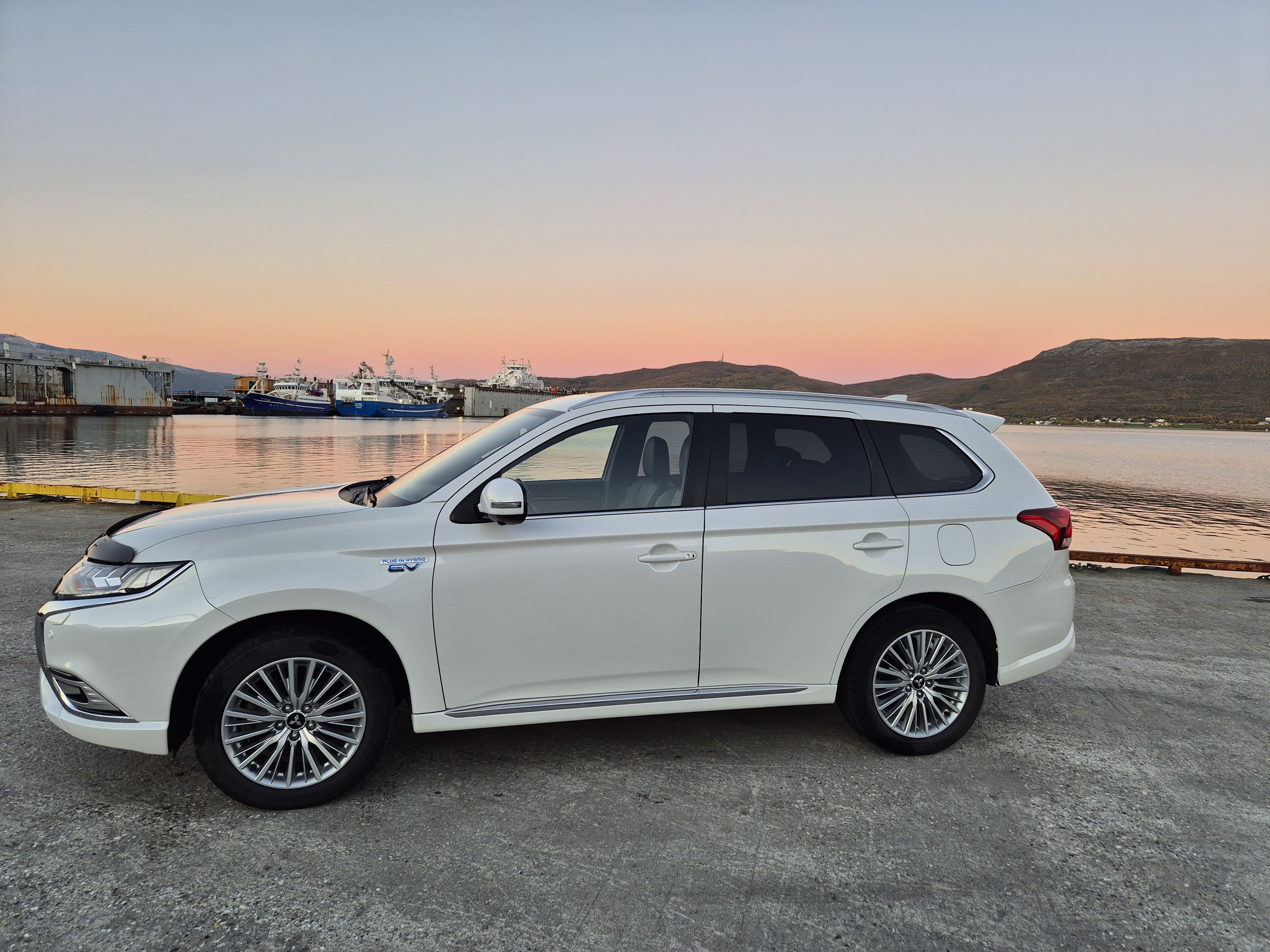Mitsubishi Outlander Hybrid 2.4L 4x4, Free reserved city parking met Airco