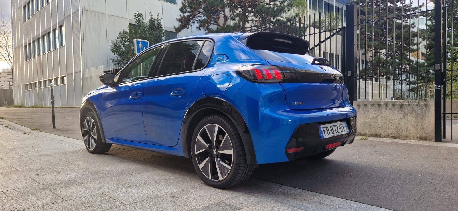 Peugeot 208 GT TOUTE OPTION 50 kWh – 100 % électrique, stationnement gratuit avec Apple CarPlay
