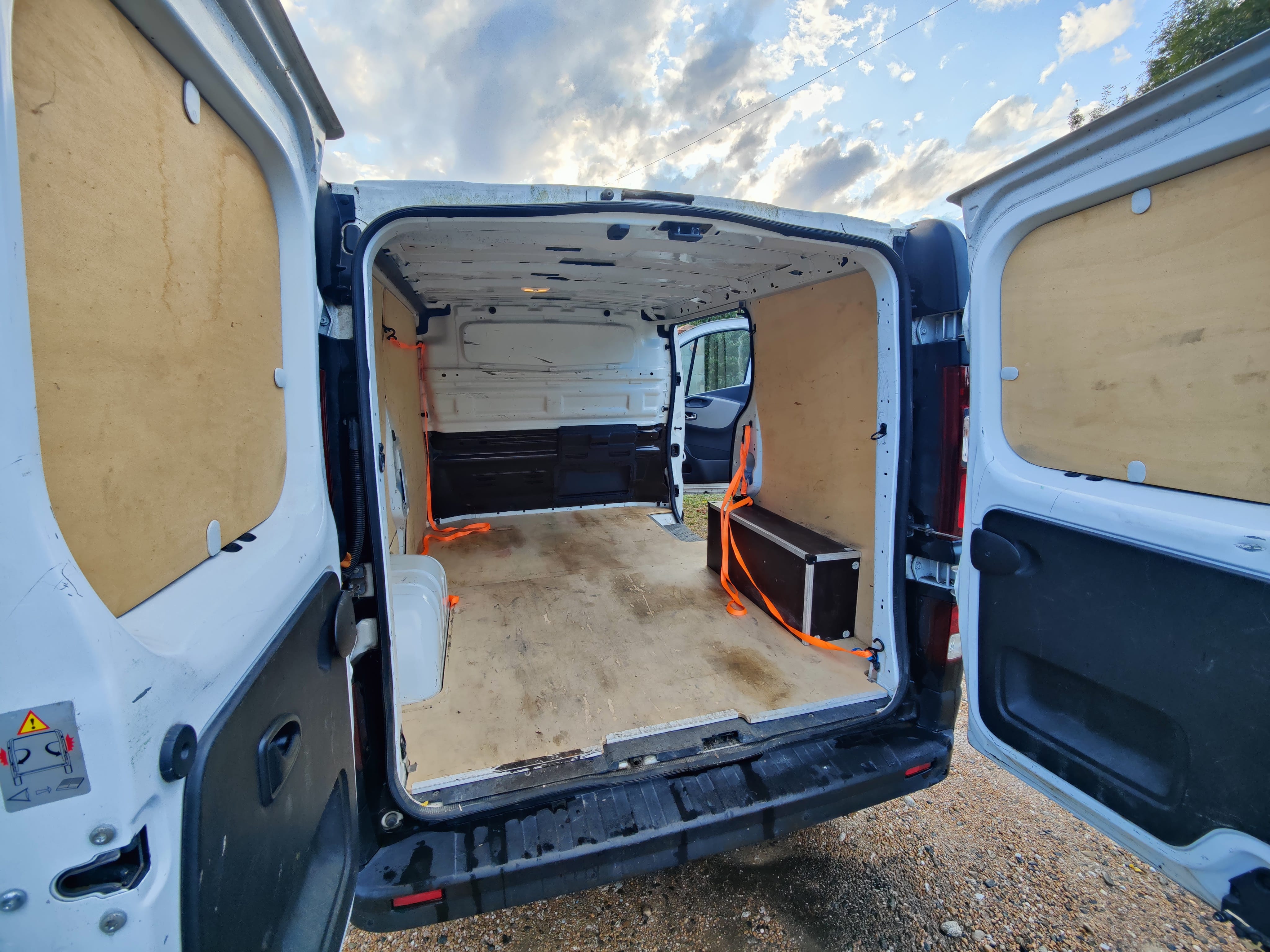 Renault Trafic mit Navigationsgerät