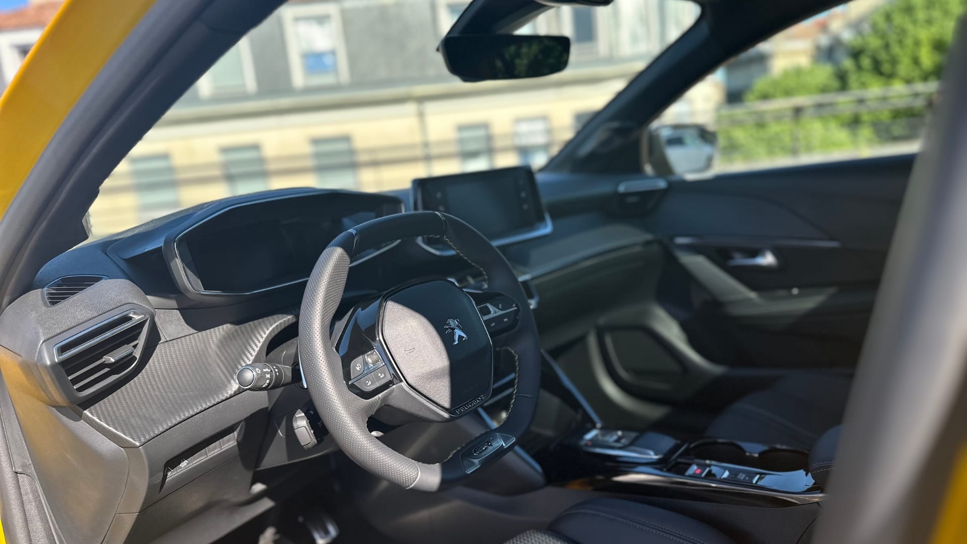 Peugeot 208 GT Line JAUNE | AUTO | GPS | GARE ST-JEAN (750m) avec Entrée audio / iPod