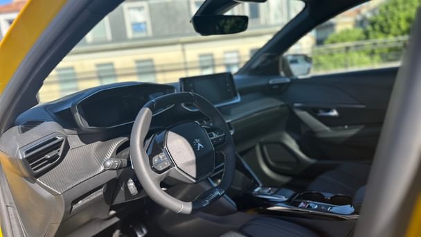 Peugeot 208 GT Line Jaune avec Entrée audio / iPod