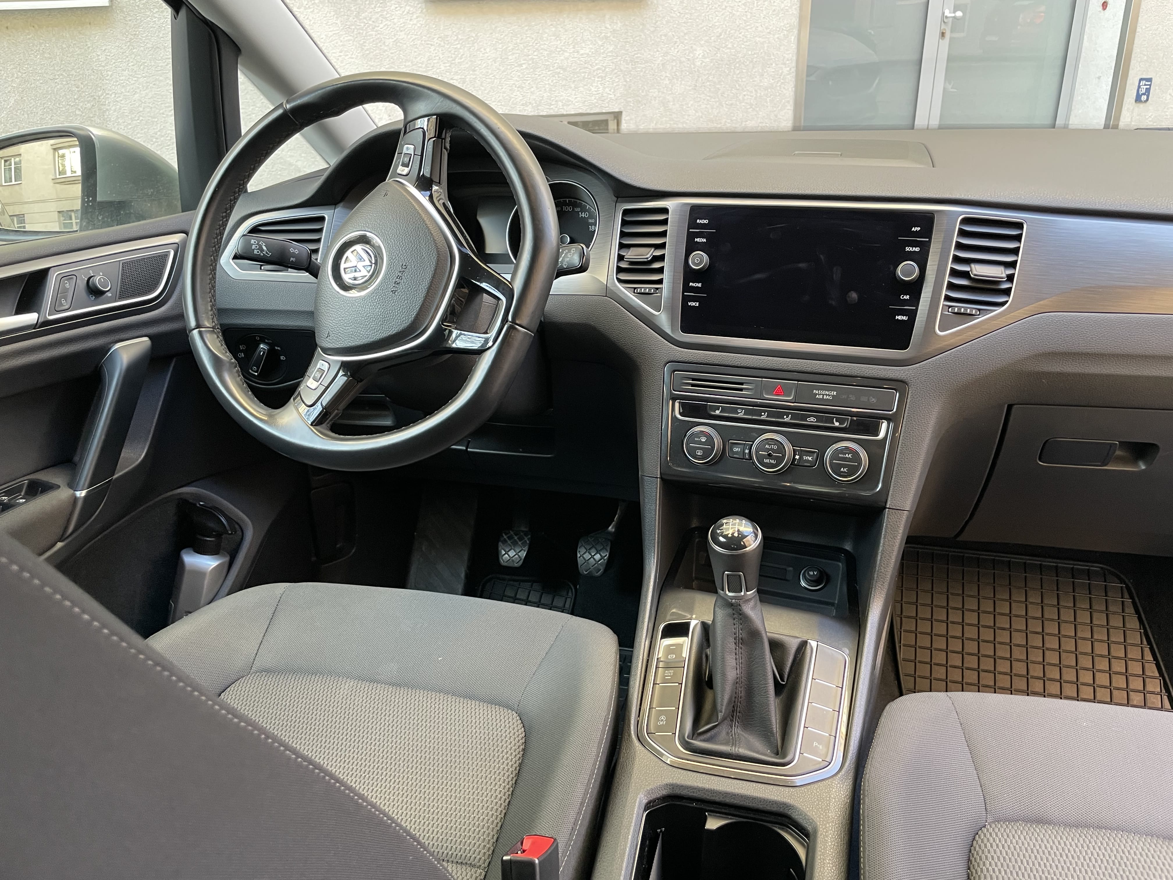Volkswagen Golf Sportsvan mit Kindersitz