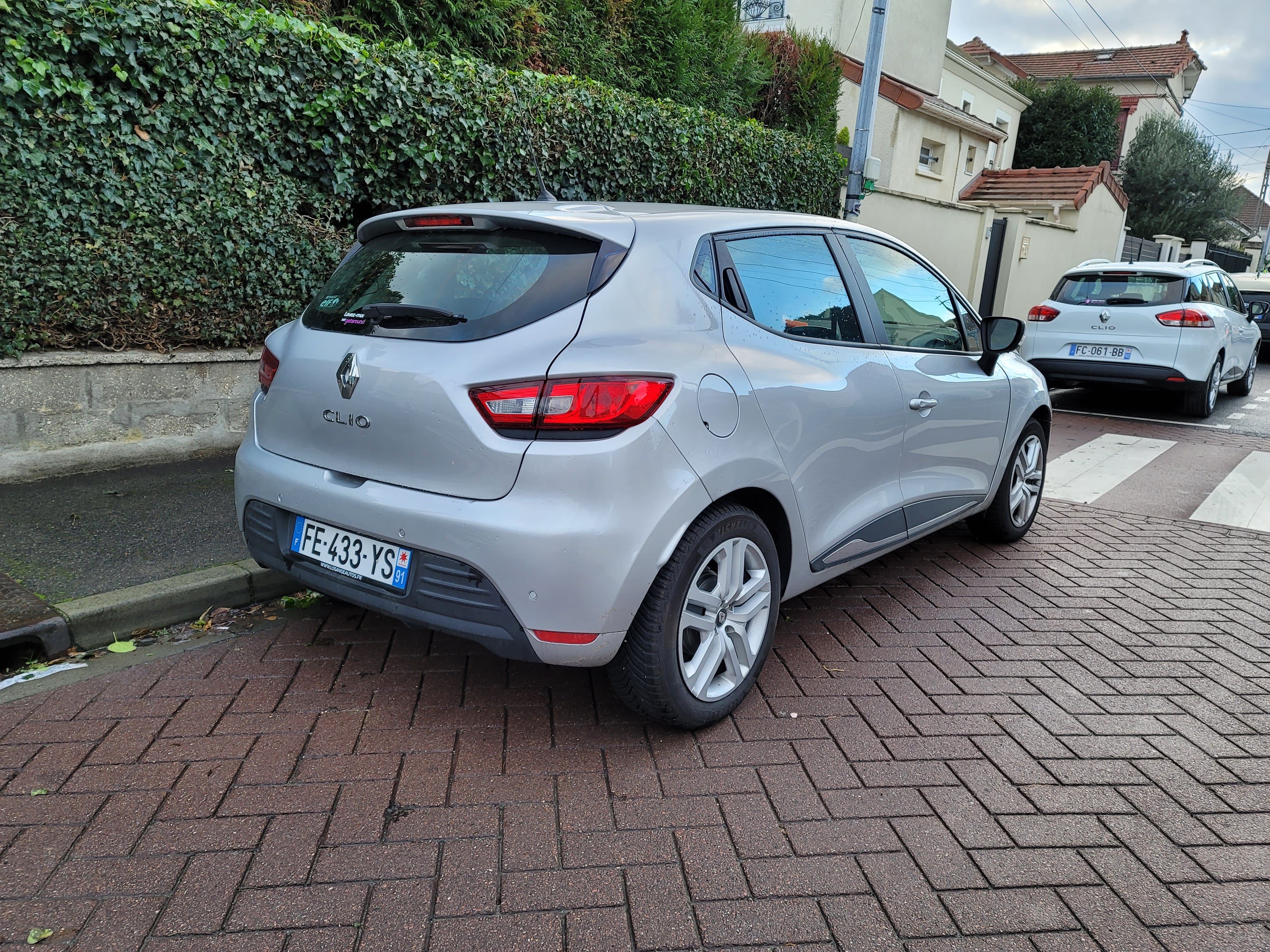 Renault Clio Saint-Ouen - FE443YS avec GPS