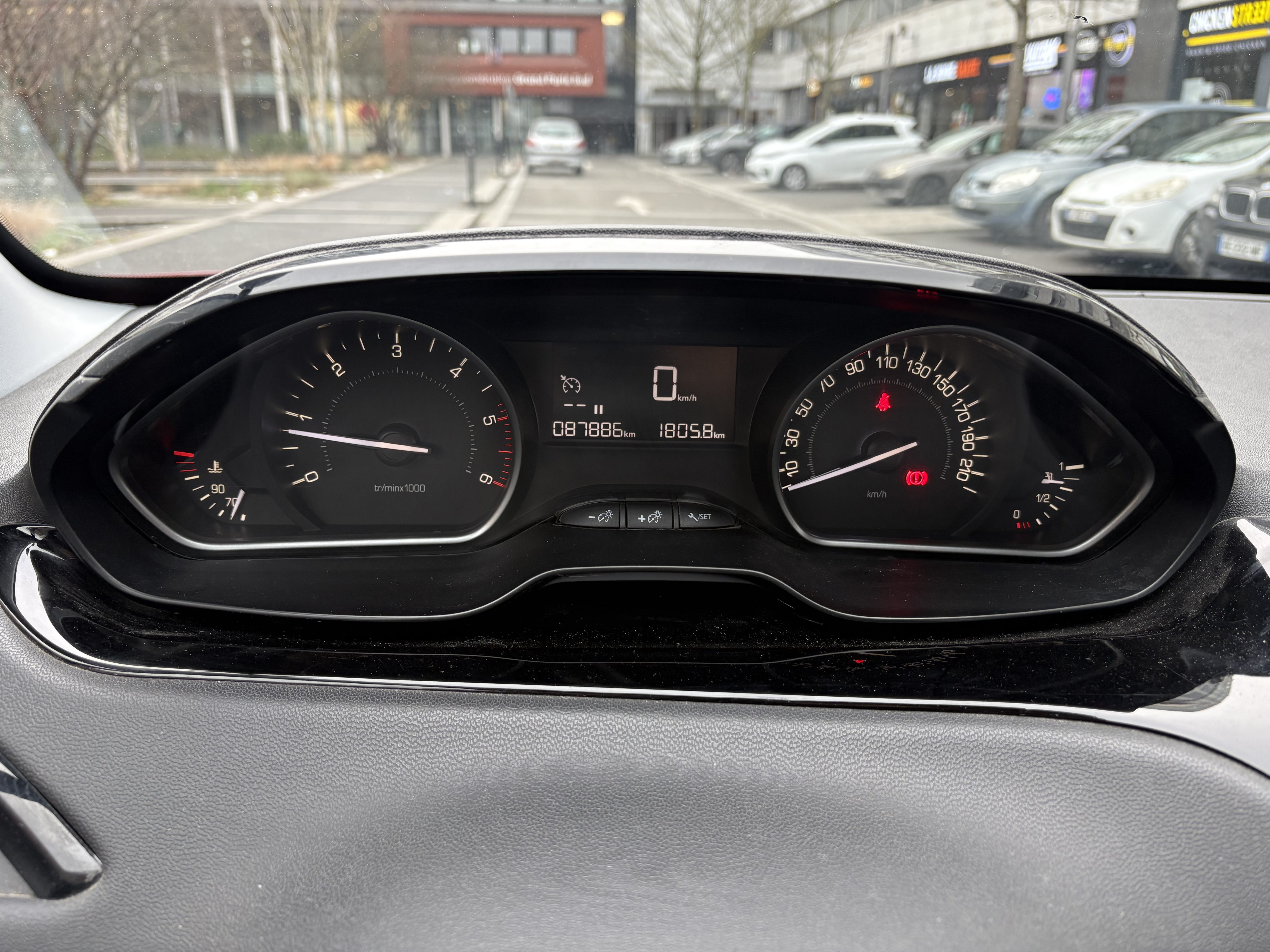 Peugeot 208 avec Apple CarPlay