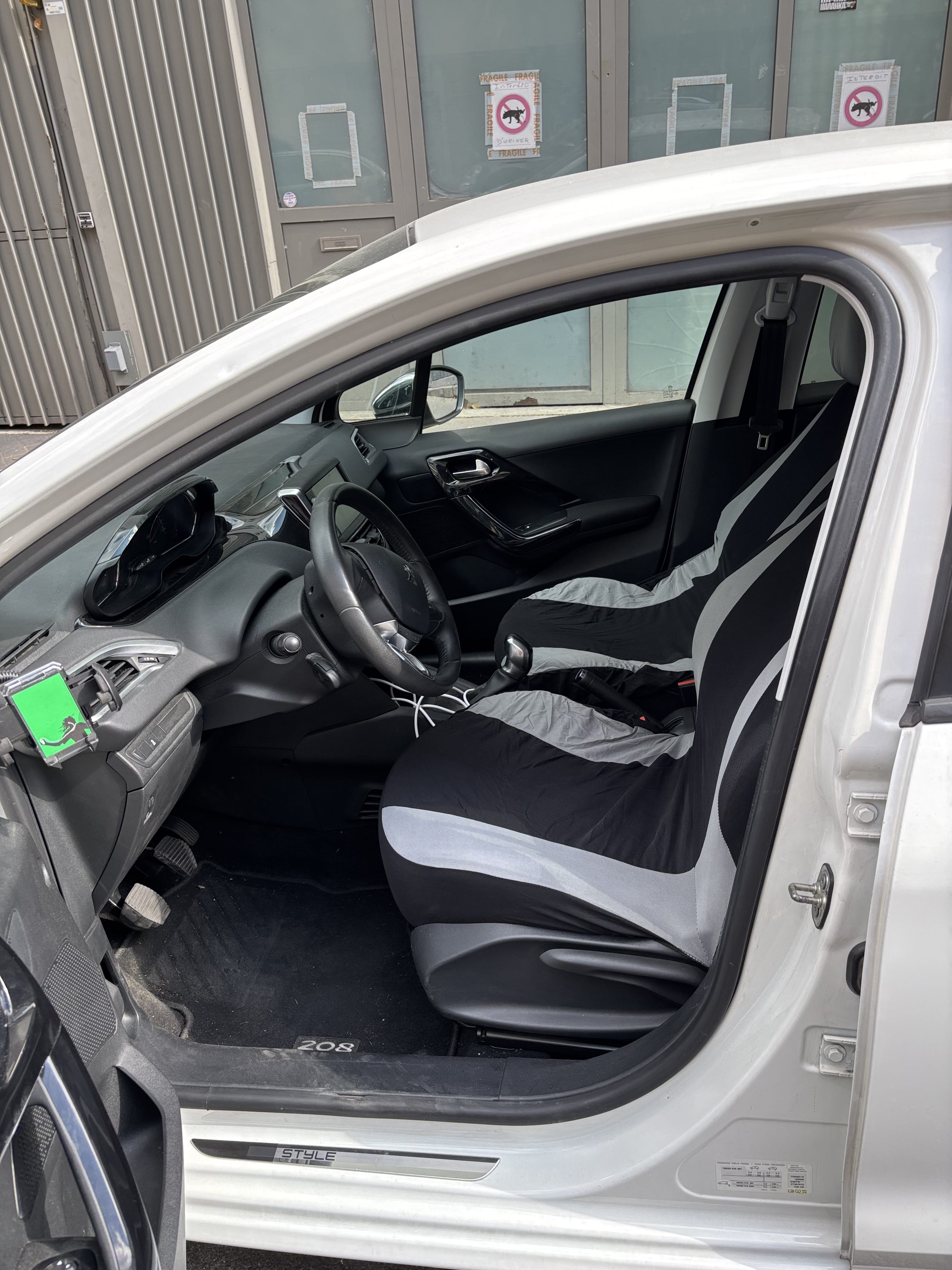 Peugeot 208  1.2 vti 82 SP98 avec Régulateur de vitesse