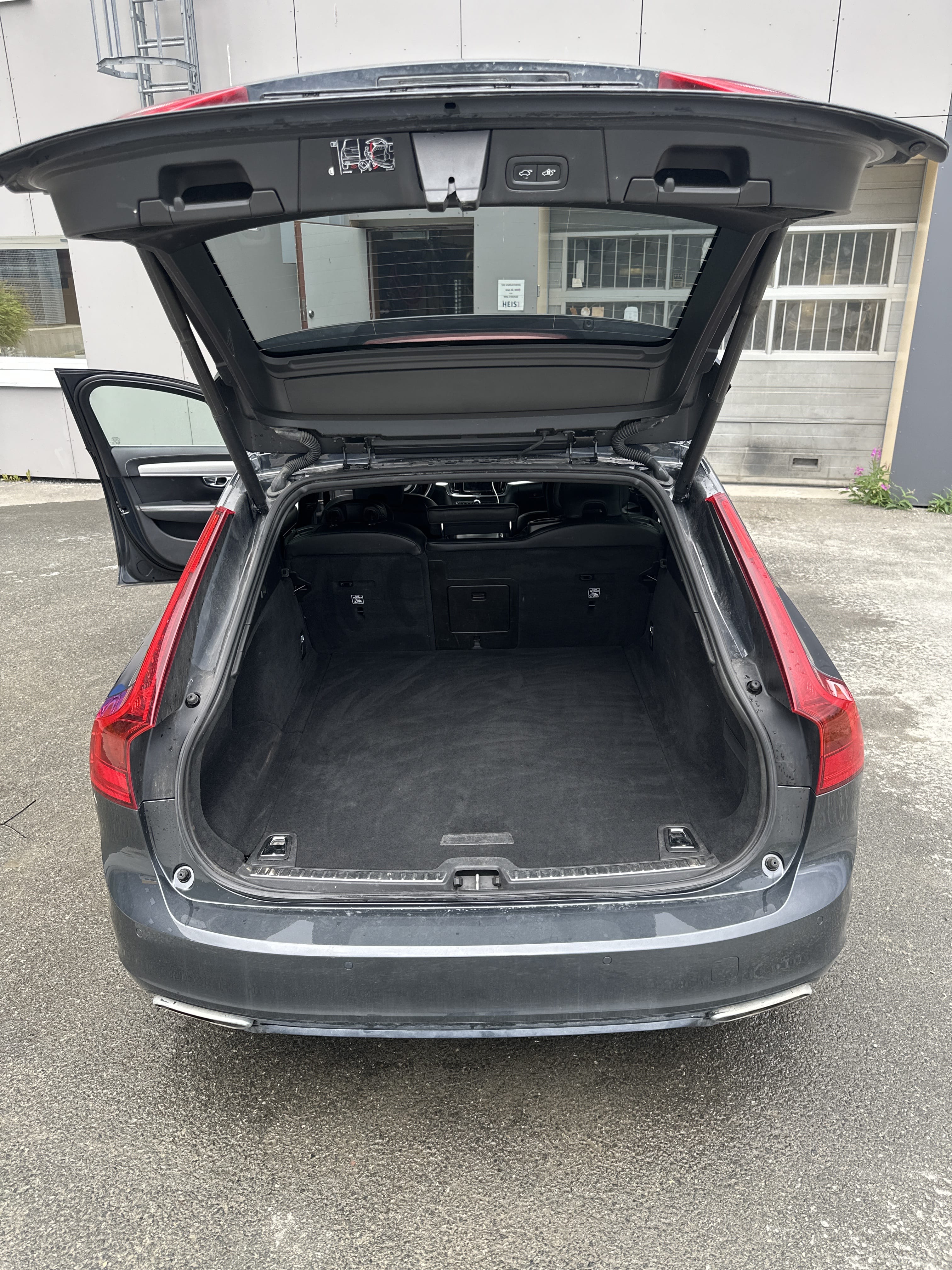Volvo V90 R-Design T8 Twin Engine with Four-wheel drive