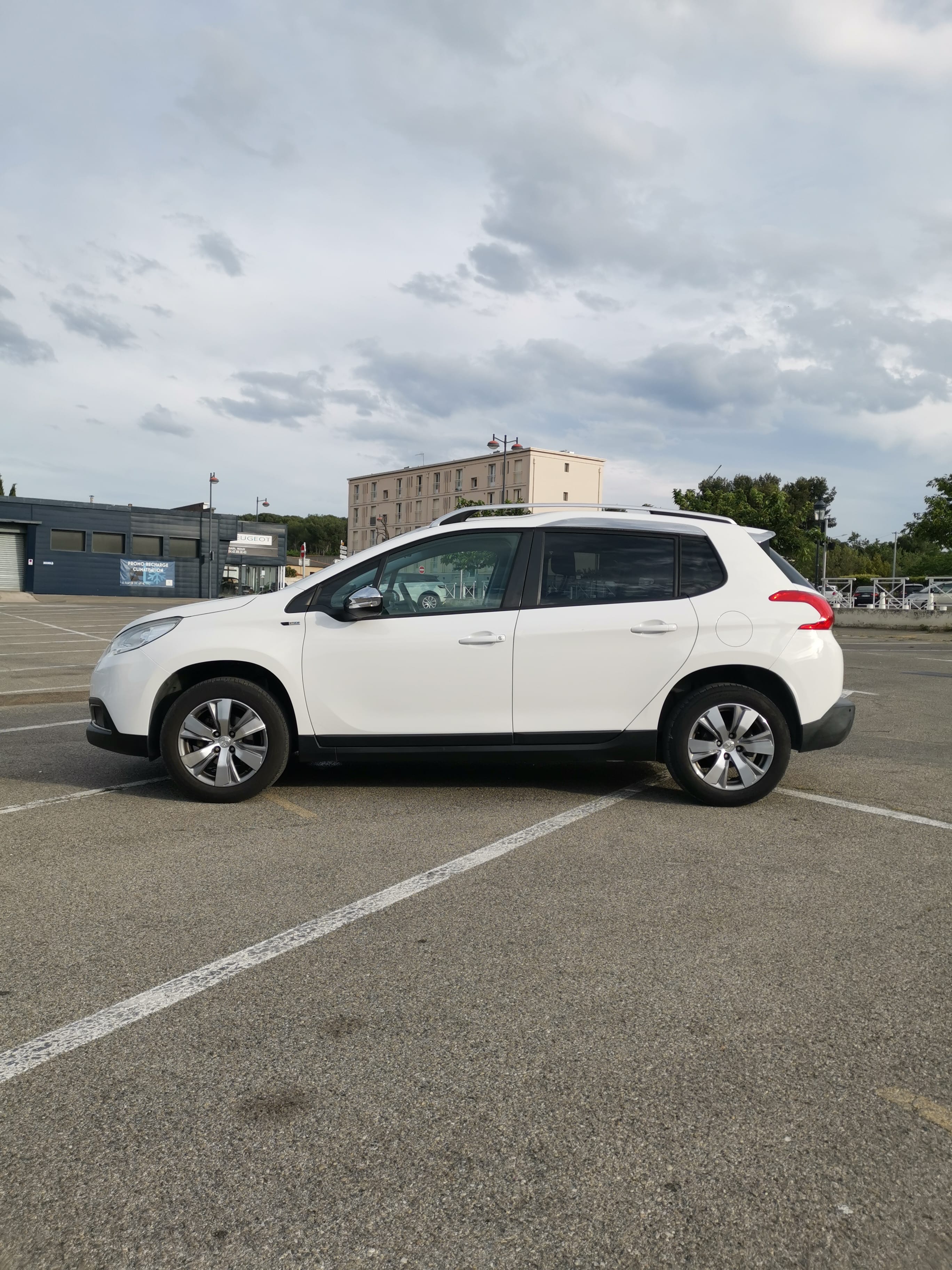 Peugeot 2008 Style 1.2l 82cv with GPS